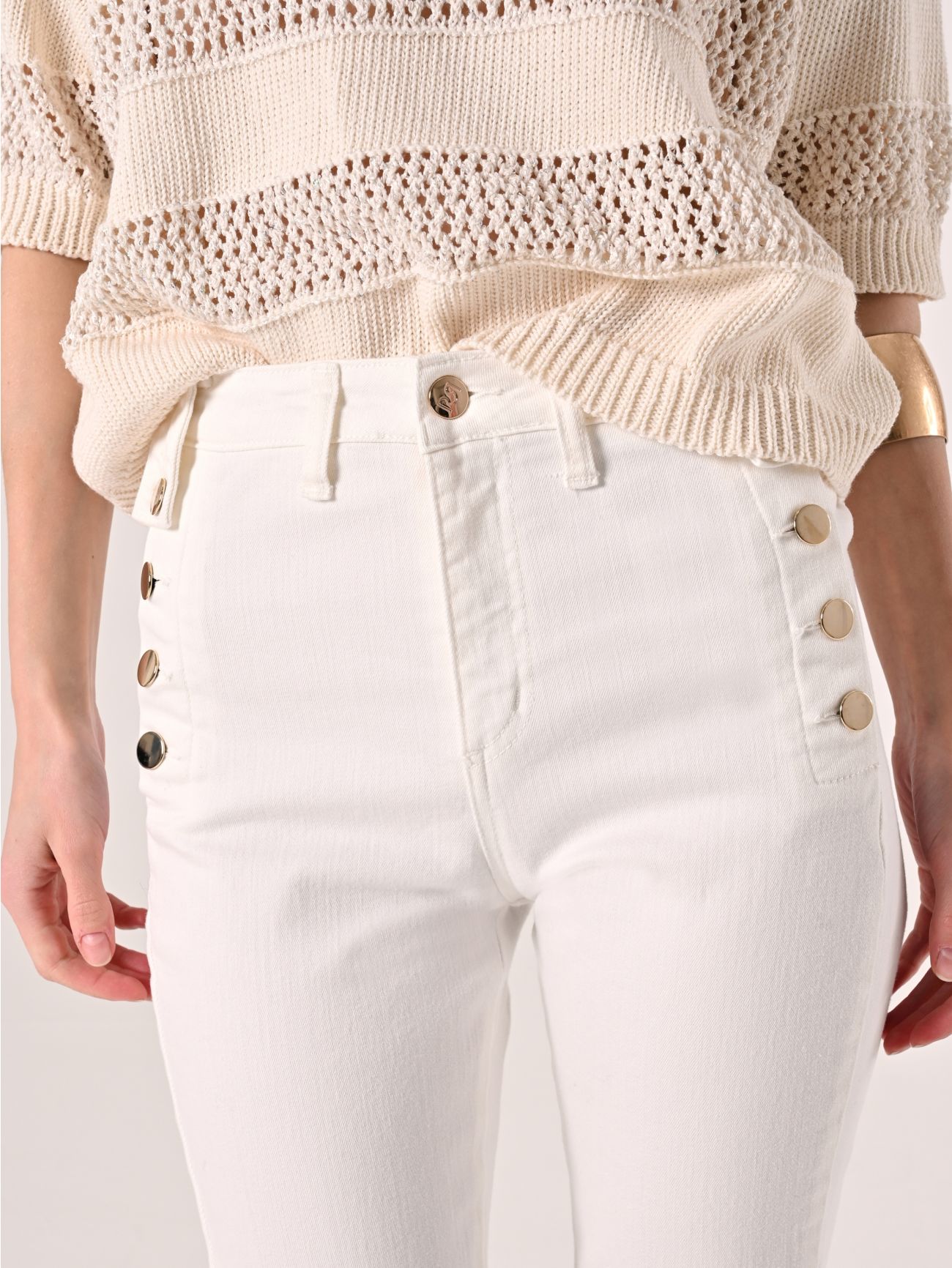Pantalon évasé en denim à boutons blanc in_i5