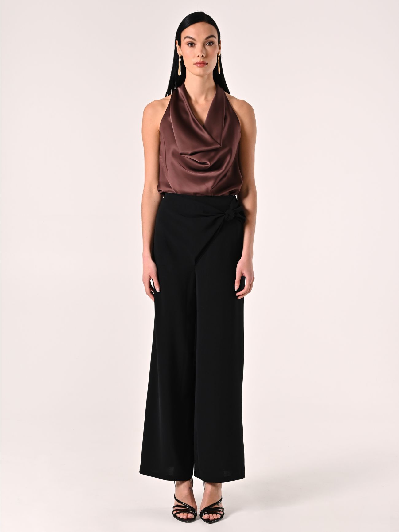 Pantalón efecto gofrado negro con nudo det_1