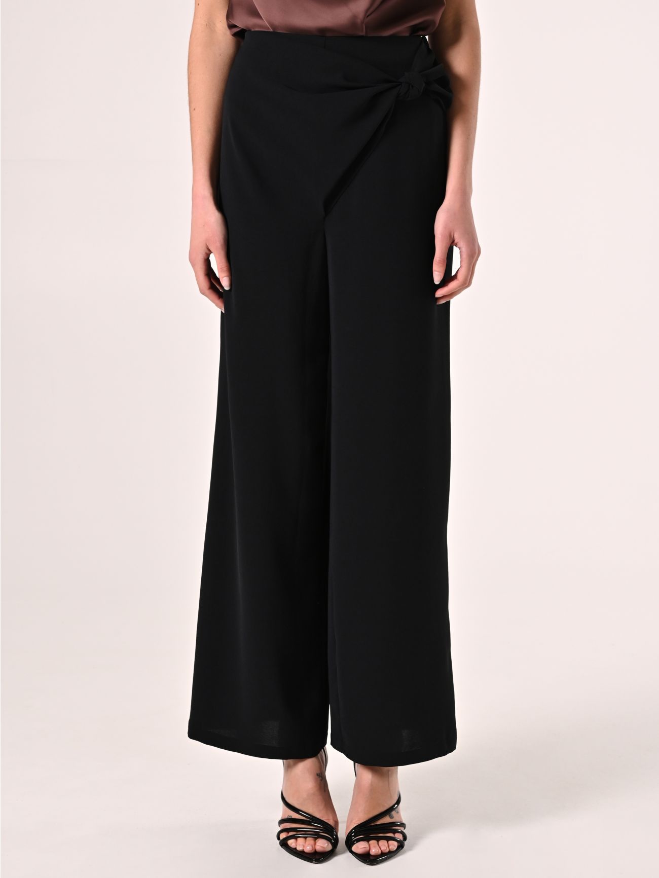 Pantalón efecto gofrado negro con nudo det_2