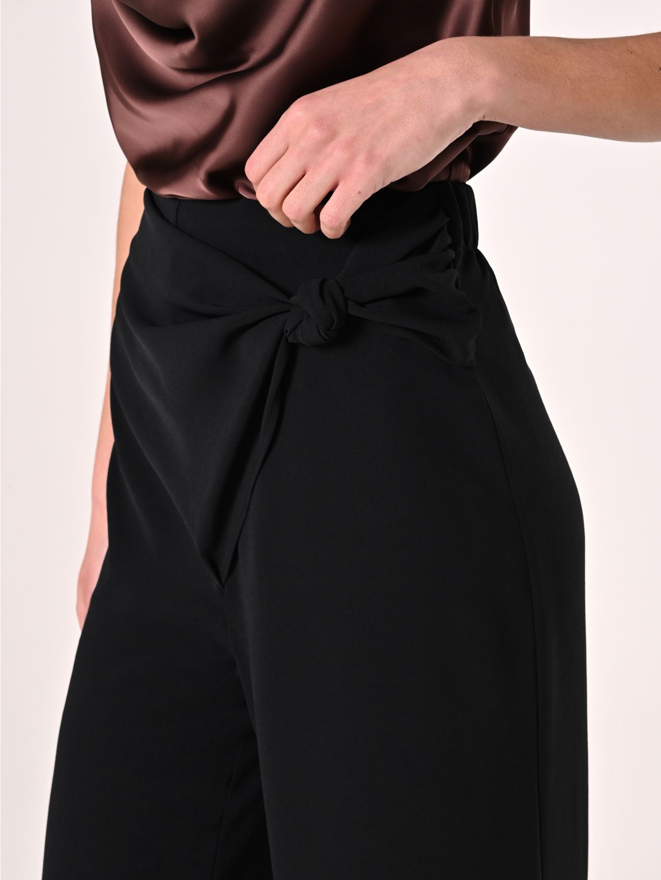 Pantalón efecto gofrado negro con nudo in_i5