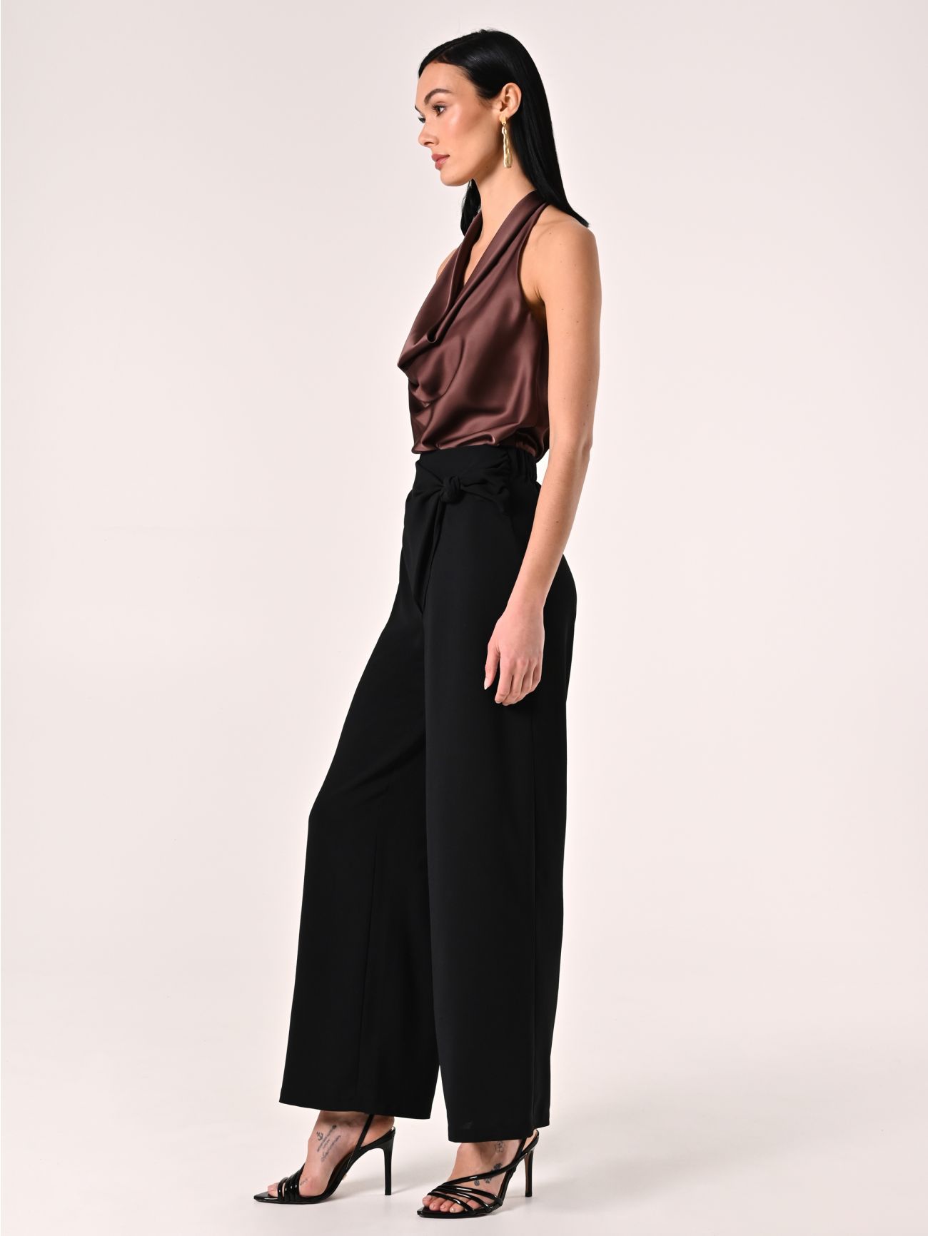 Pantalón efecto gofrado negro con nudo in_i7