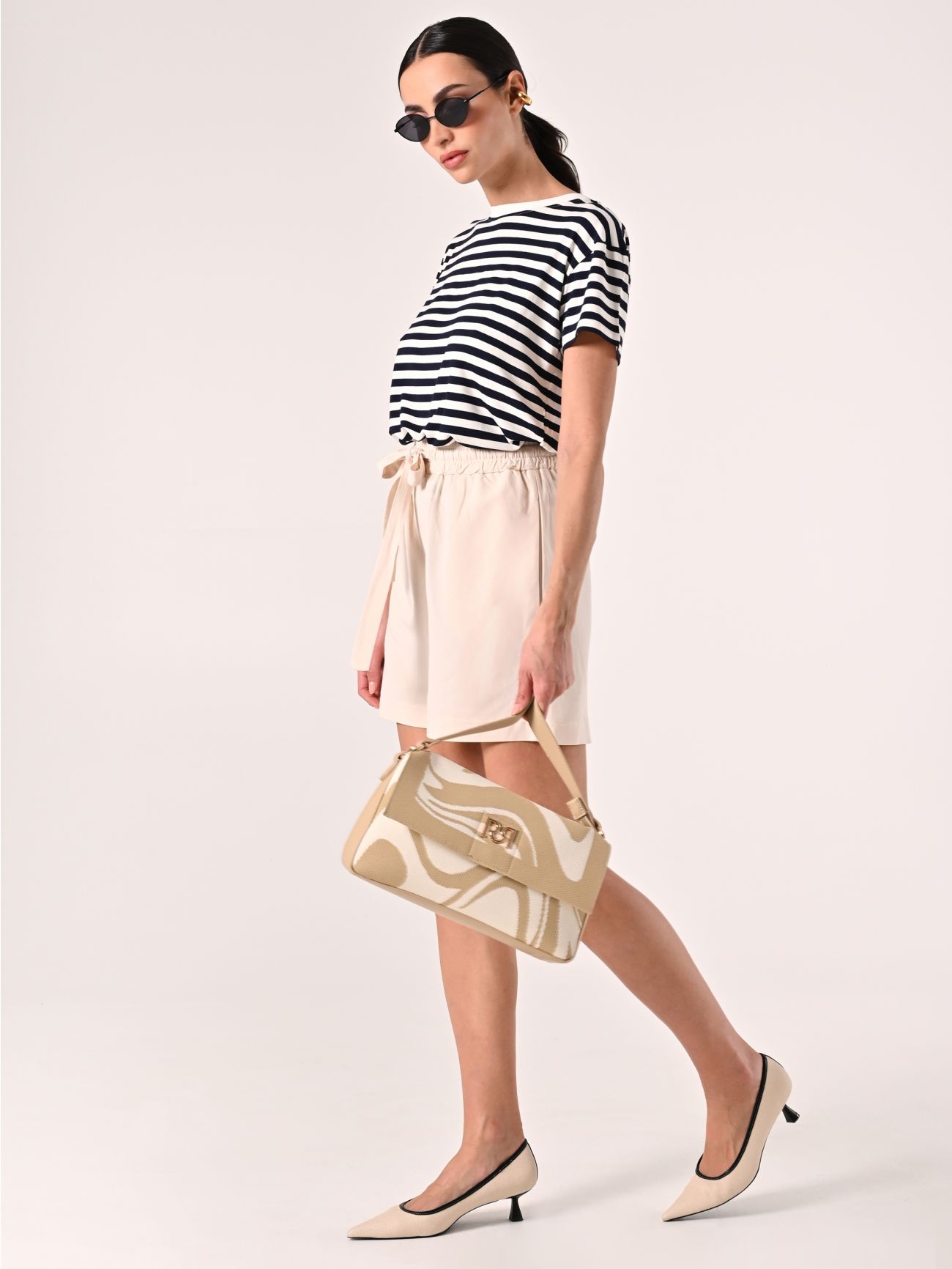 Shorts aus Viskose in hellem Beige sp_e1