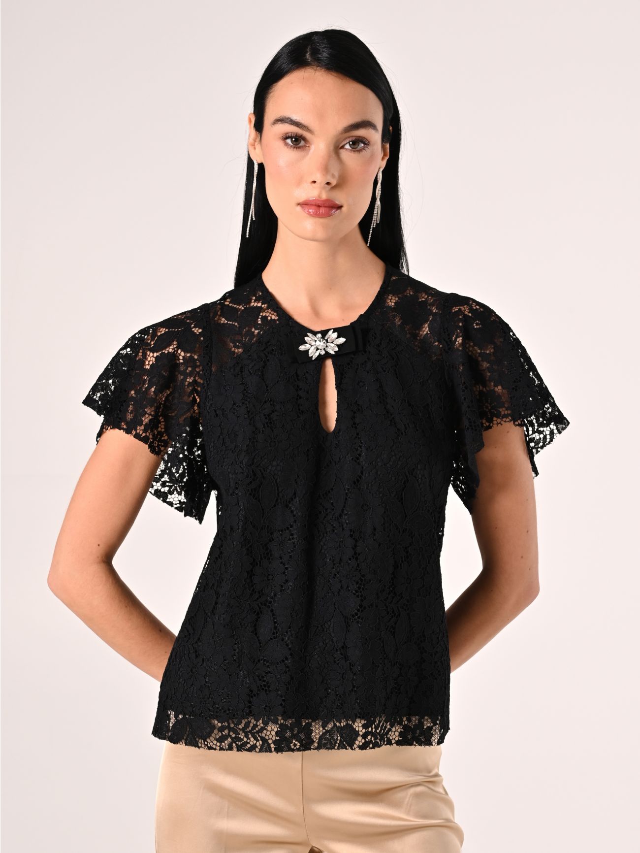 Schwarze Spitzenbluse mit Brosche in_i7