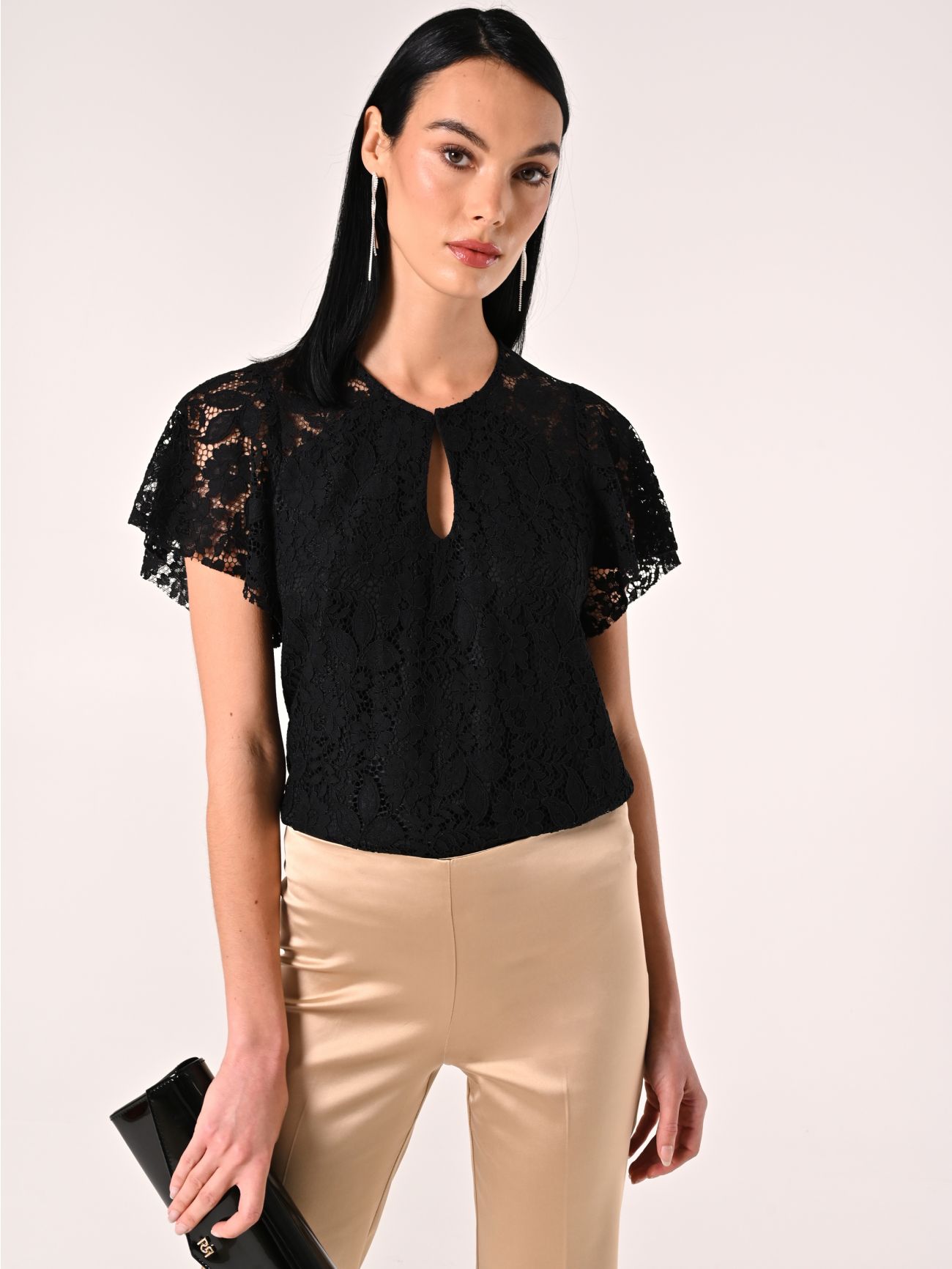Blusa Nera in Pizzo con Spilla  Rinascimento