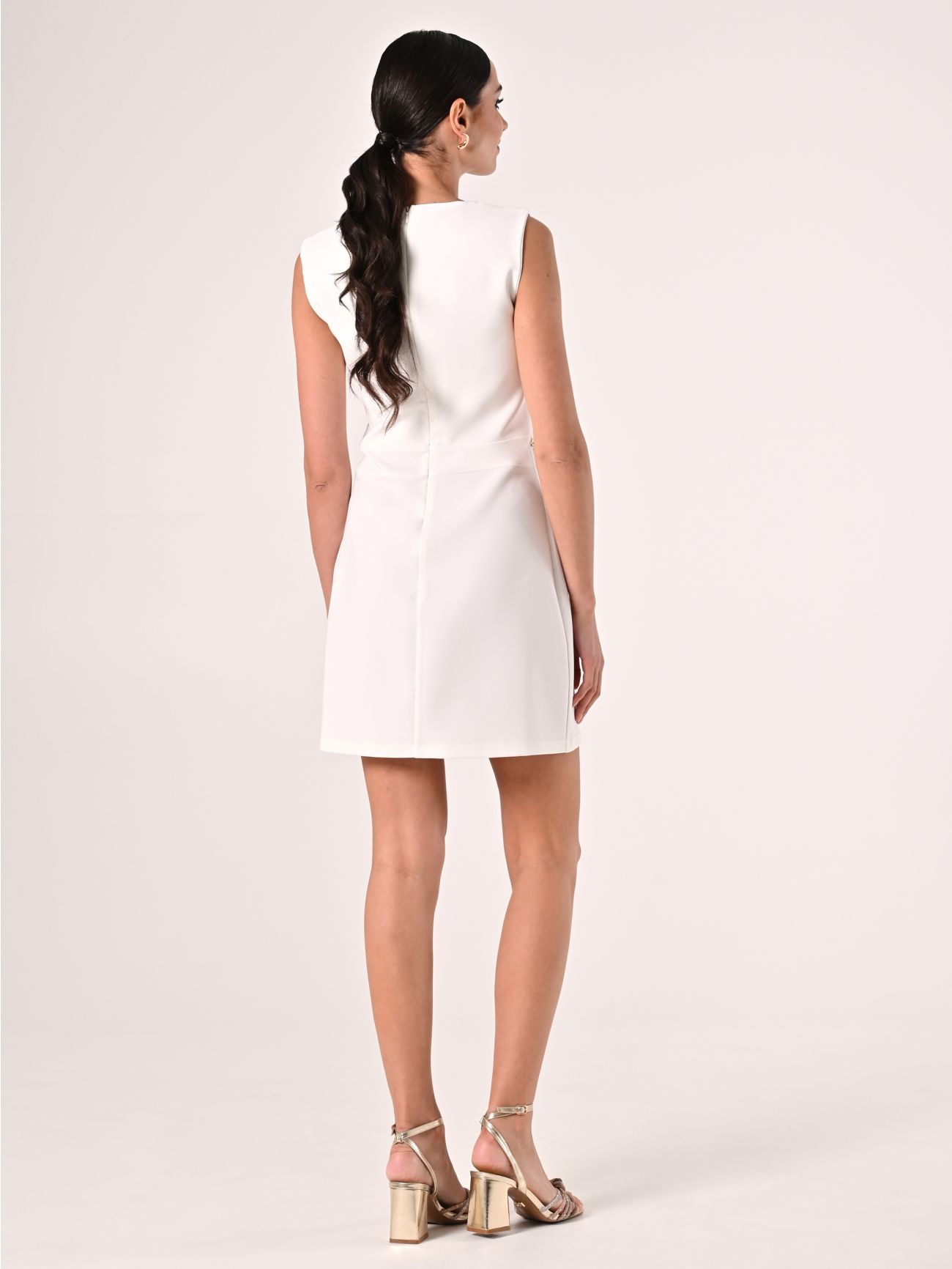 Weißes Kleid mit goldenen Details det_3