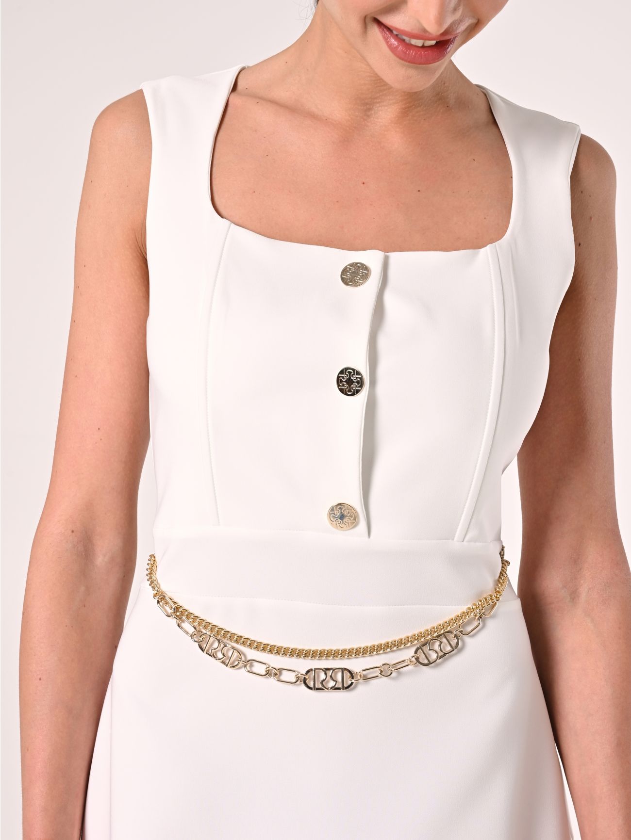 Weißes Kleid mit goldenen Details in_i5