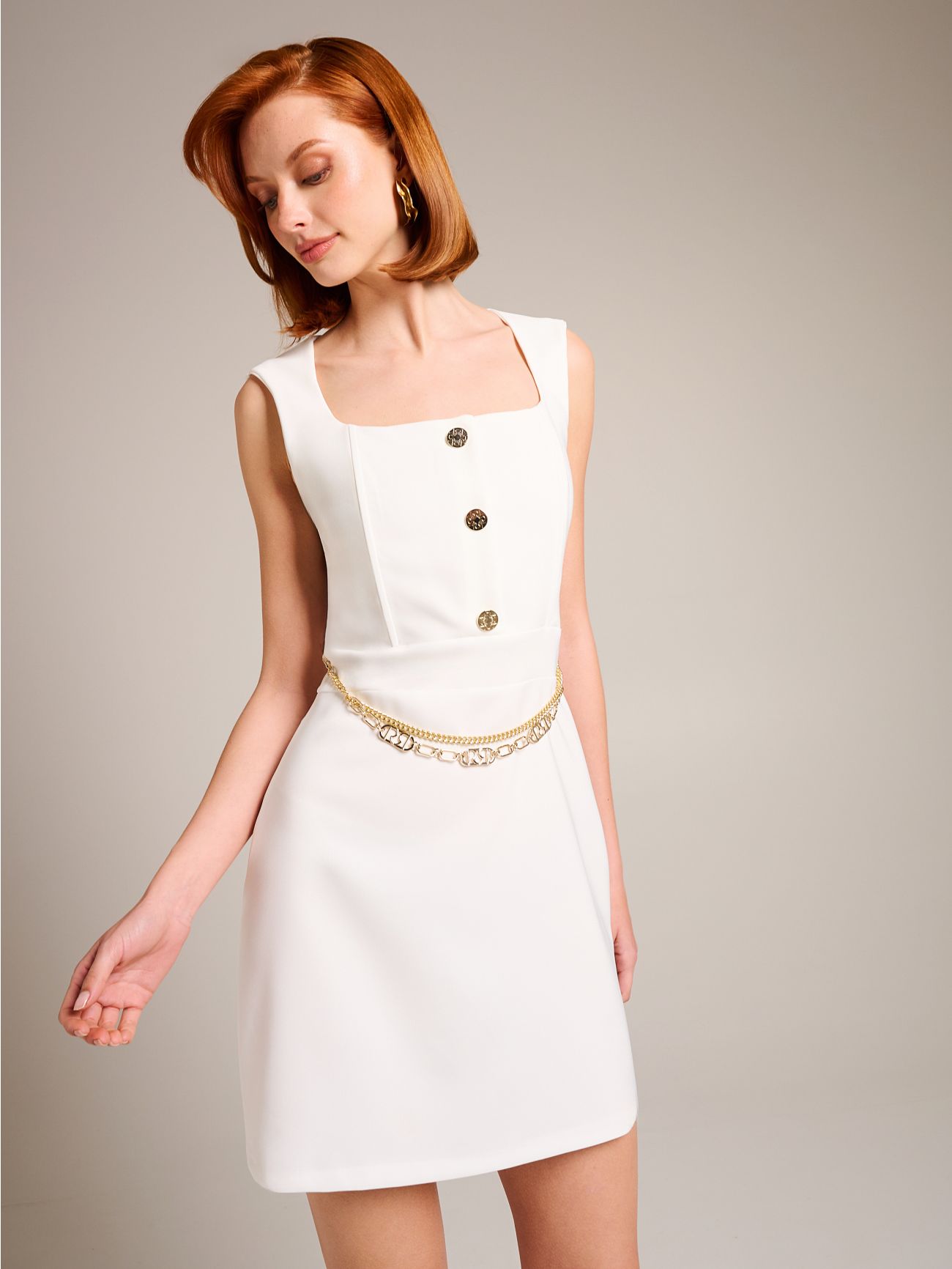 Weißes Kleid mit goldenen Details sp_e1