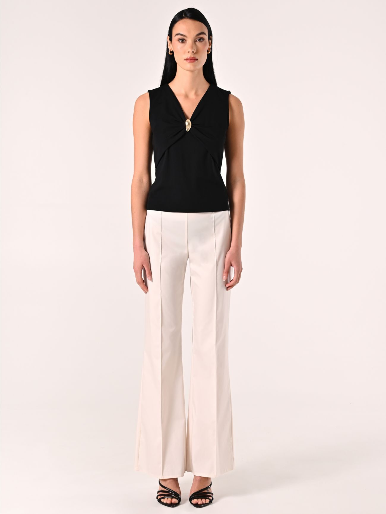 Schwarzes Top mit Schmuck-Detail det_1