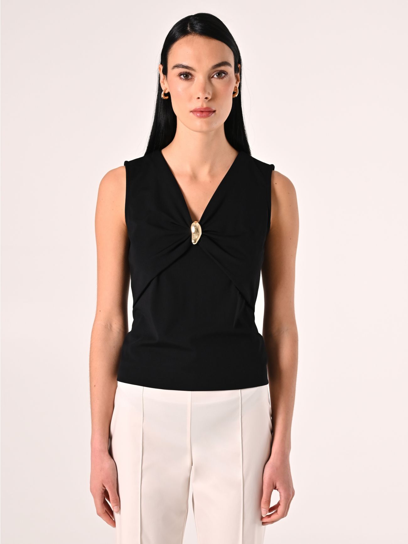 Schwarzes Top mit Schmuck-Detail det_2