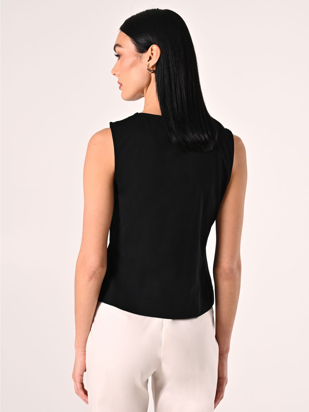 Schwarzes Top mit Schmuck-Detail det_3