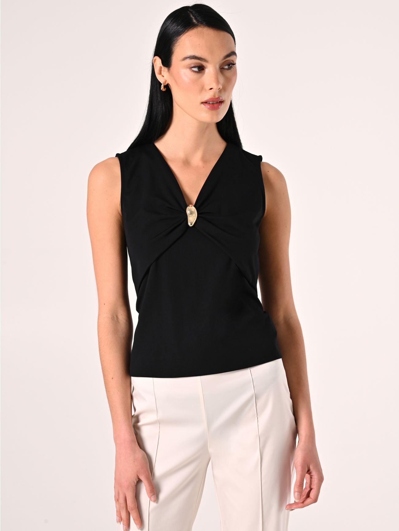 Schwarzes Top mit Schmuck-Detail in_i7