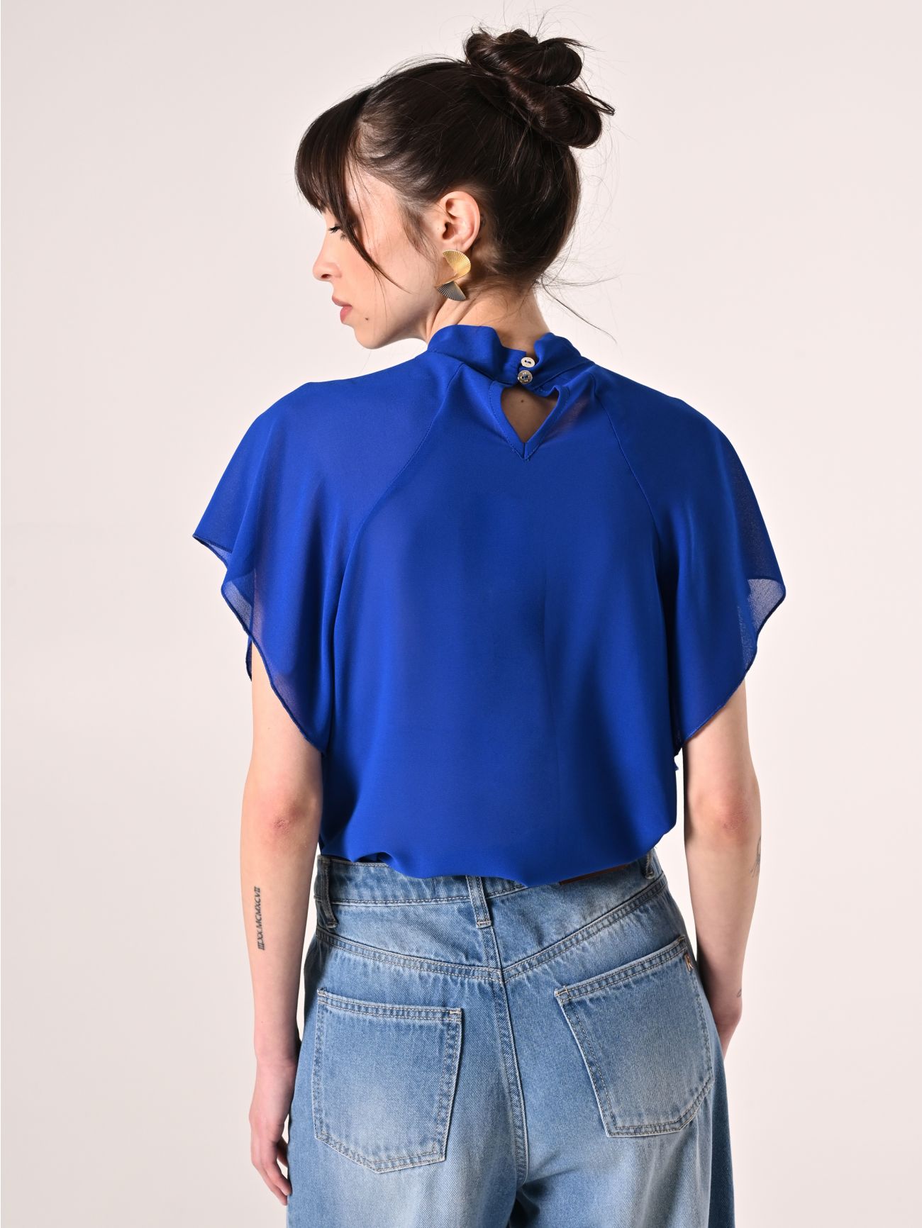 Blusa azul china con volantes det_3