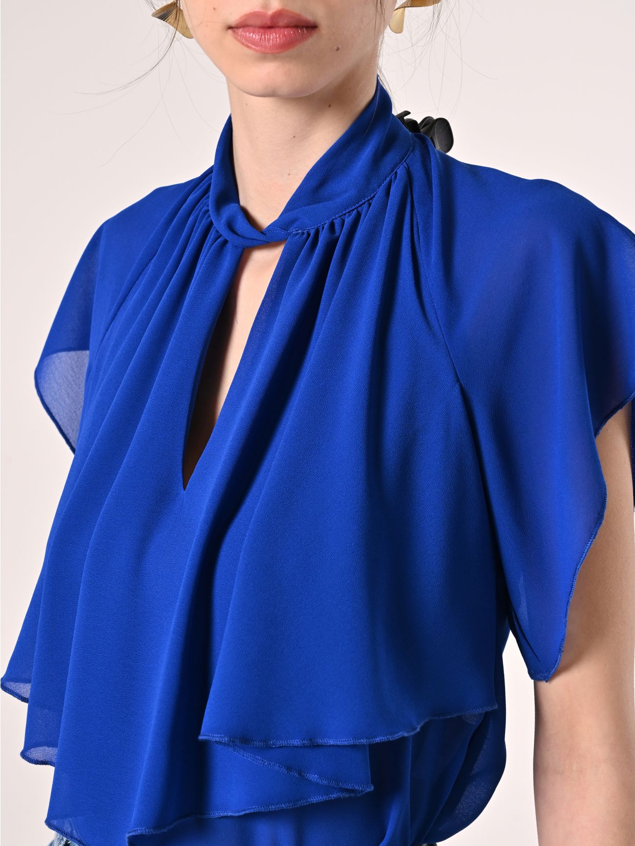 Blusa azul china con volantes in_i5