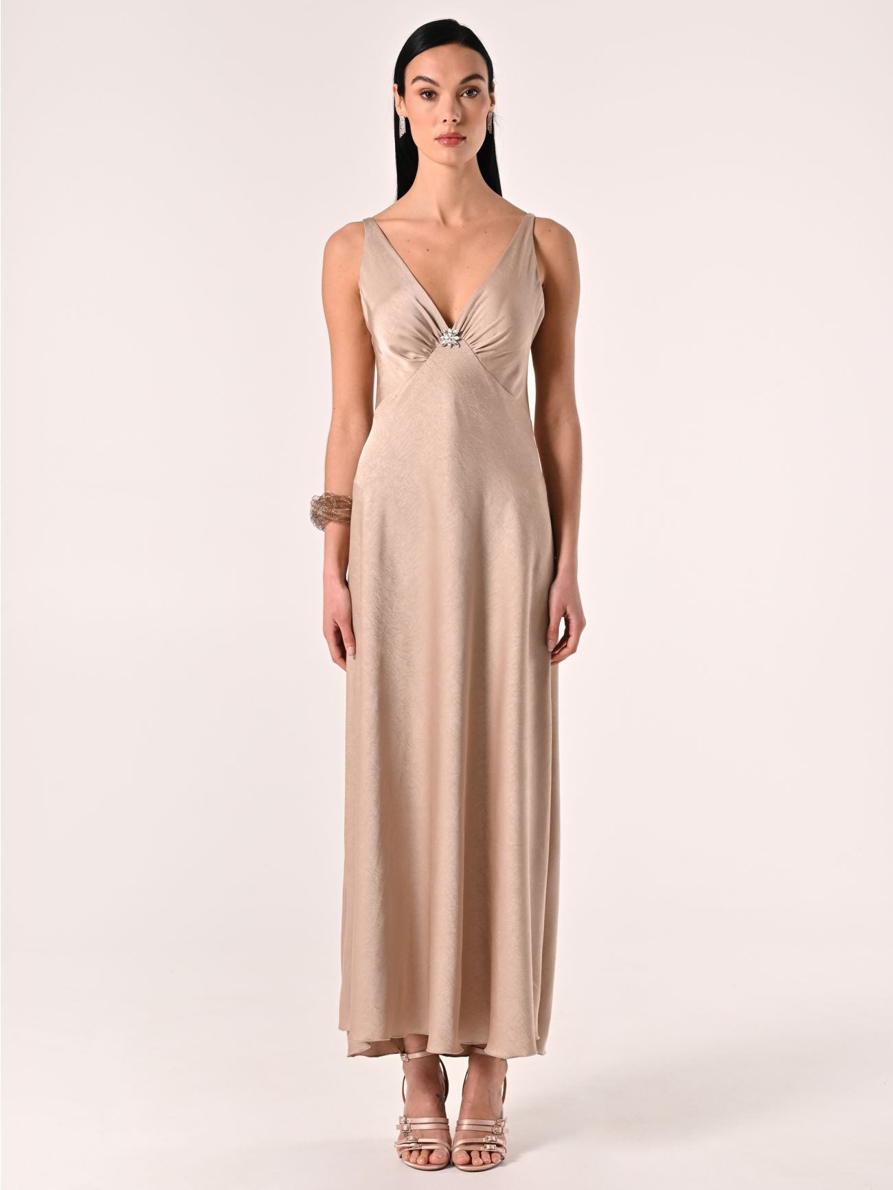 Das lange Kleid aus Envers-Satin in dunklem Beige det_1