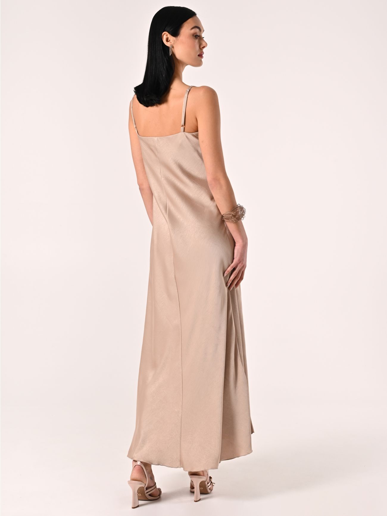 Das lange Kleid aus Envers-Satin in dunklem Beige det_3