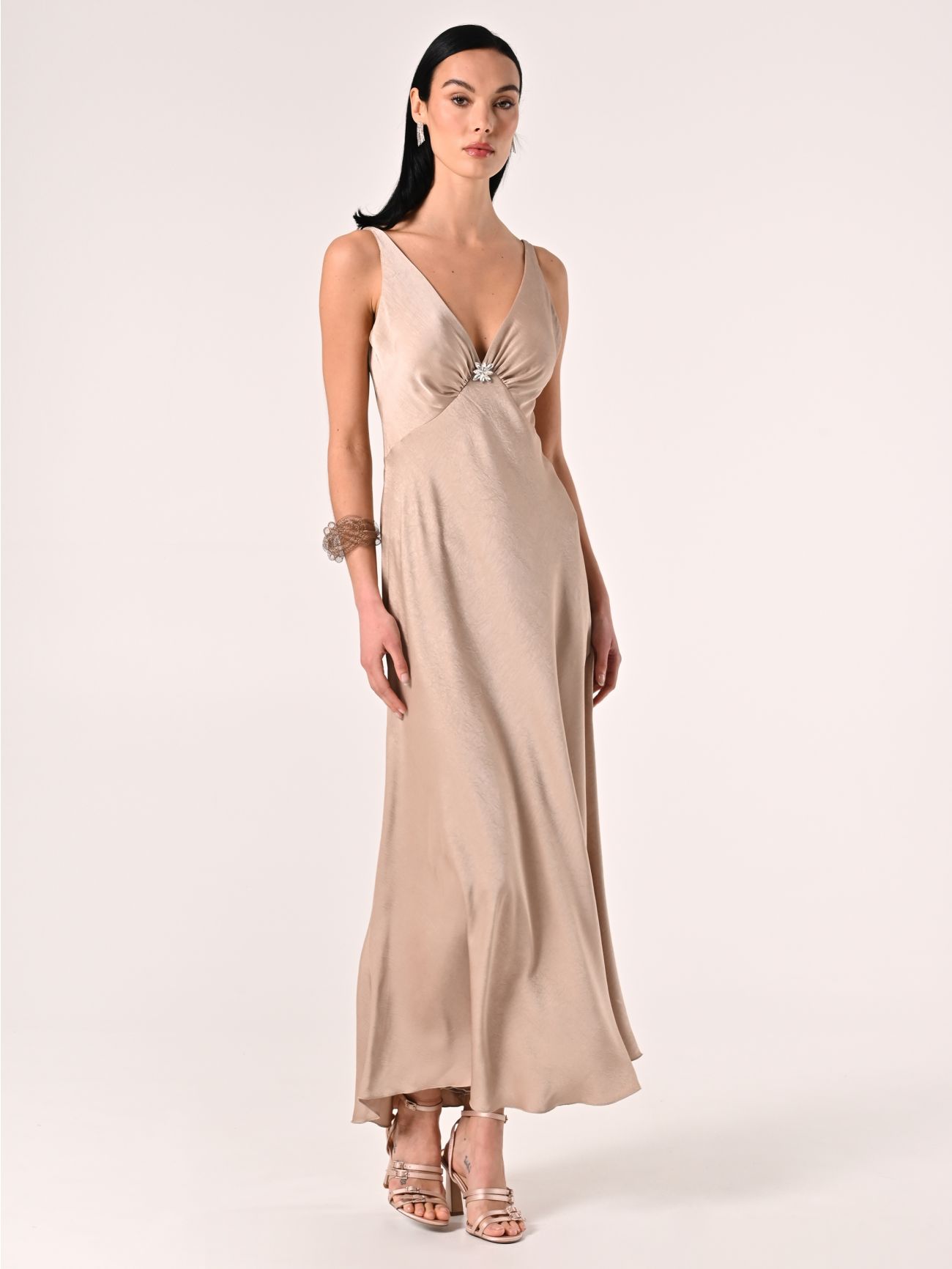 Das lange Kleid aus Envers-Satin in dunklem Beige in_i7