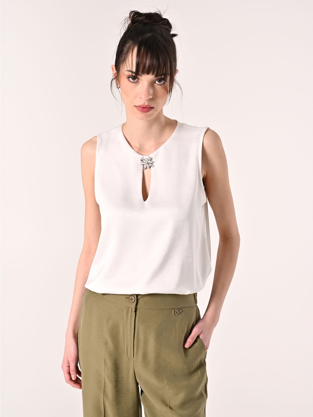 Top effetto Goffrato Bianco con Spilla in_i7