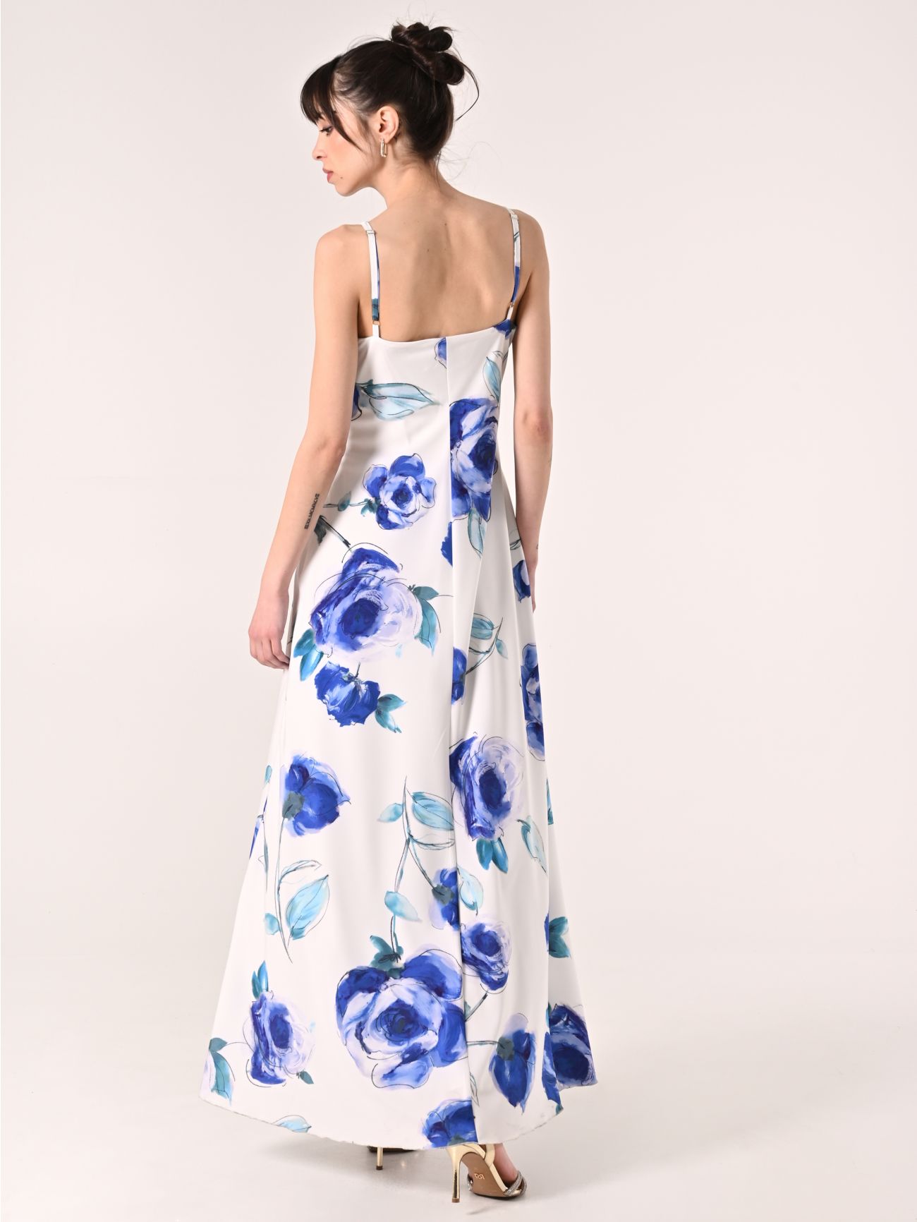 Vestido largo con estampado floral azul det_3