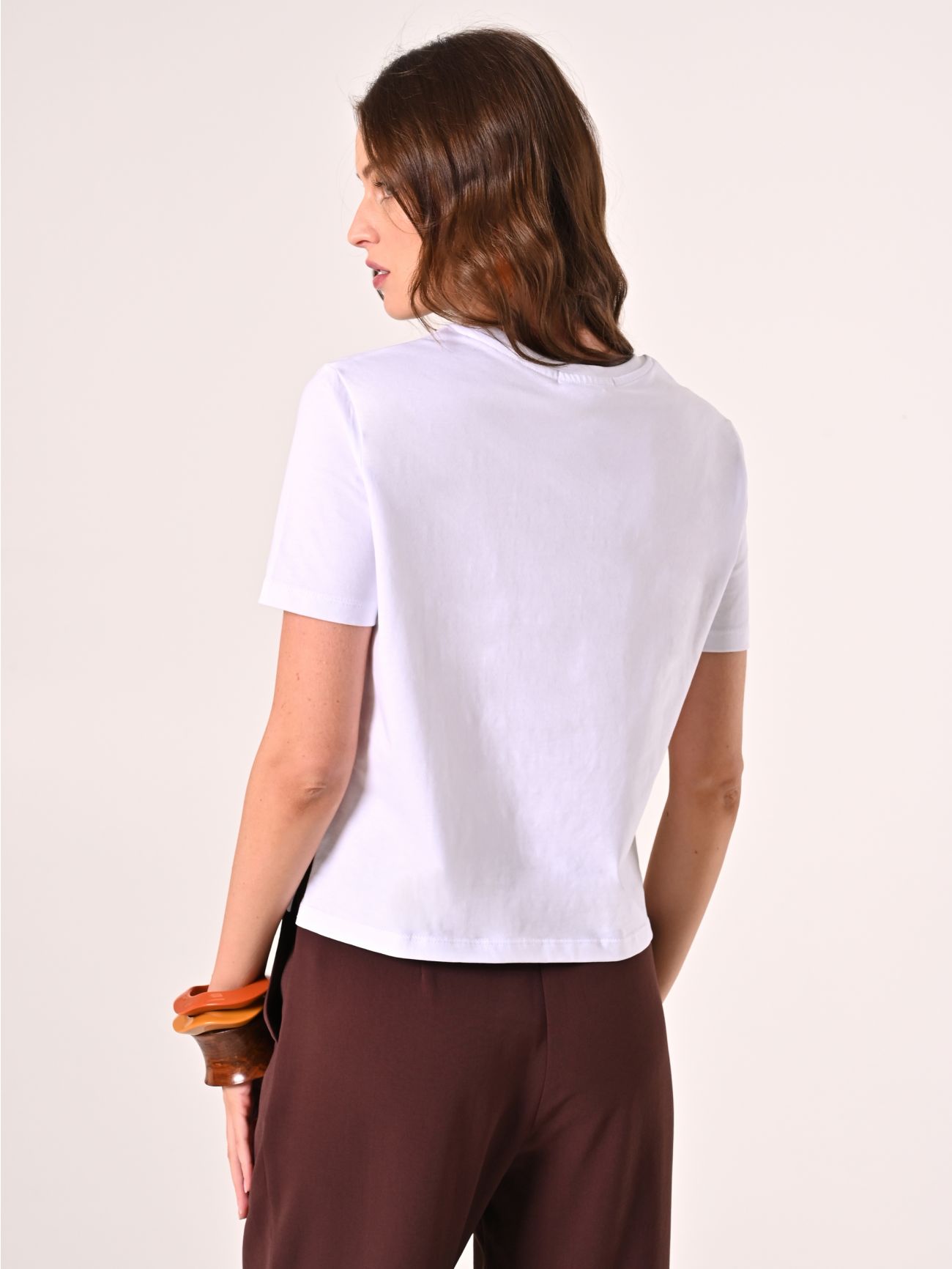 Camiseta de algodón con estampado y colgante de pedrería det_3