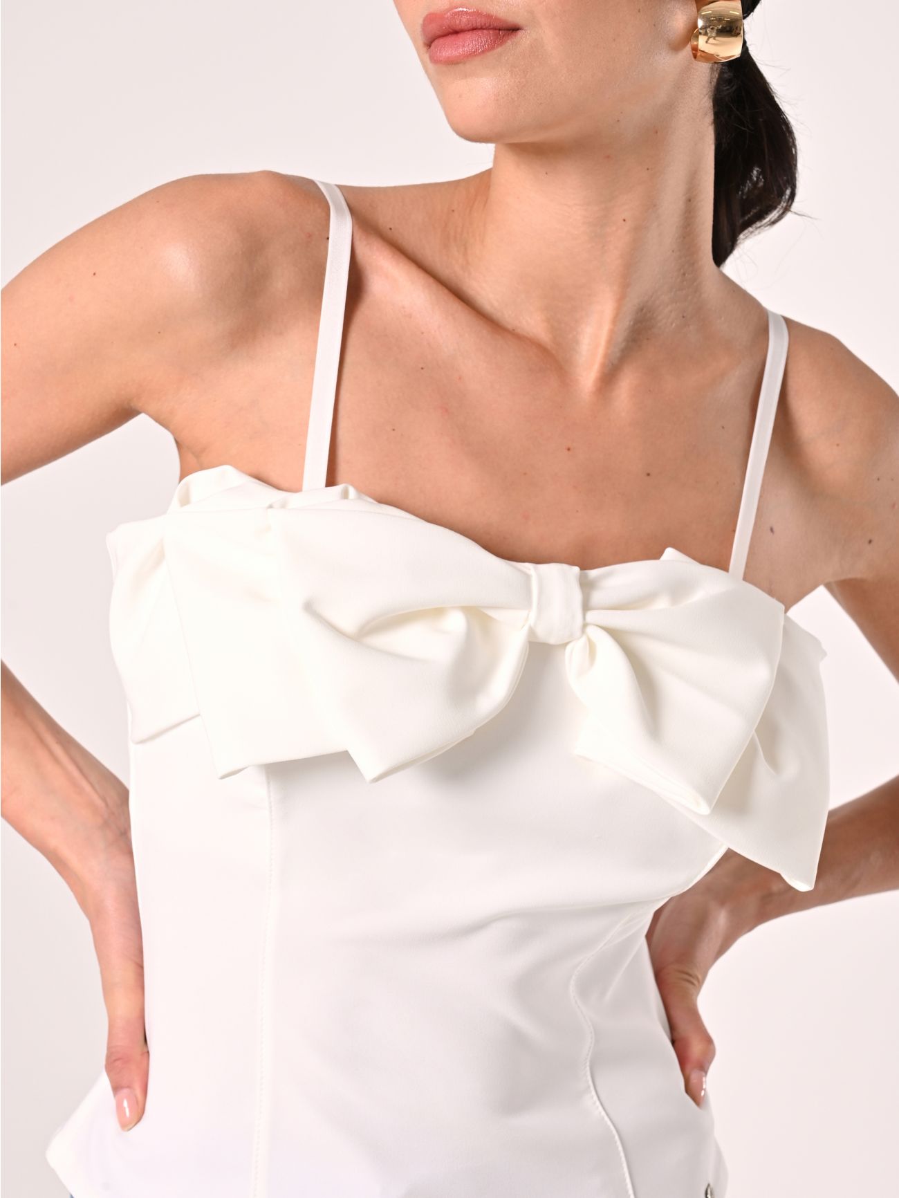 White Top with Maxi Bow in_i5