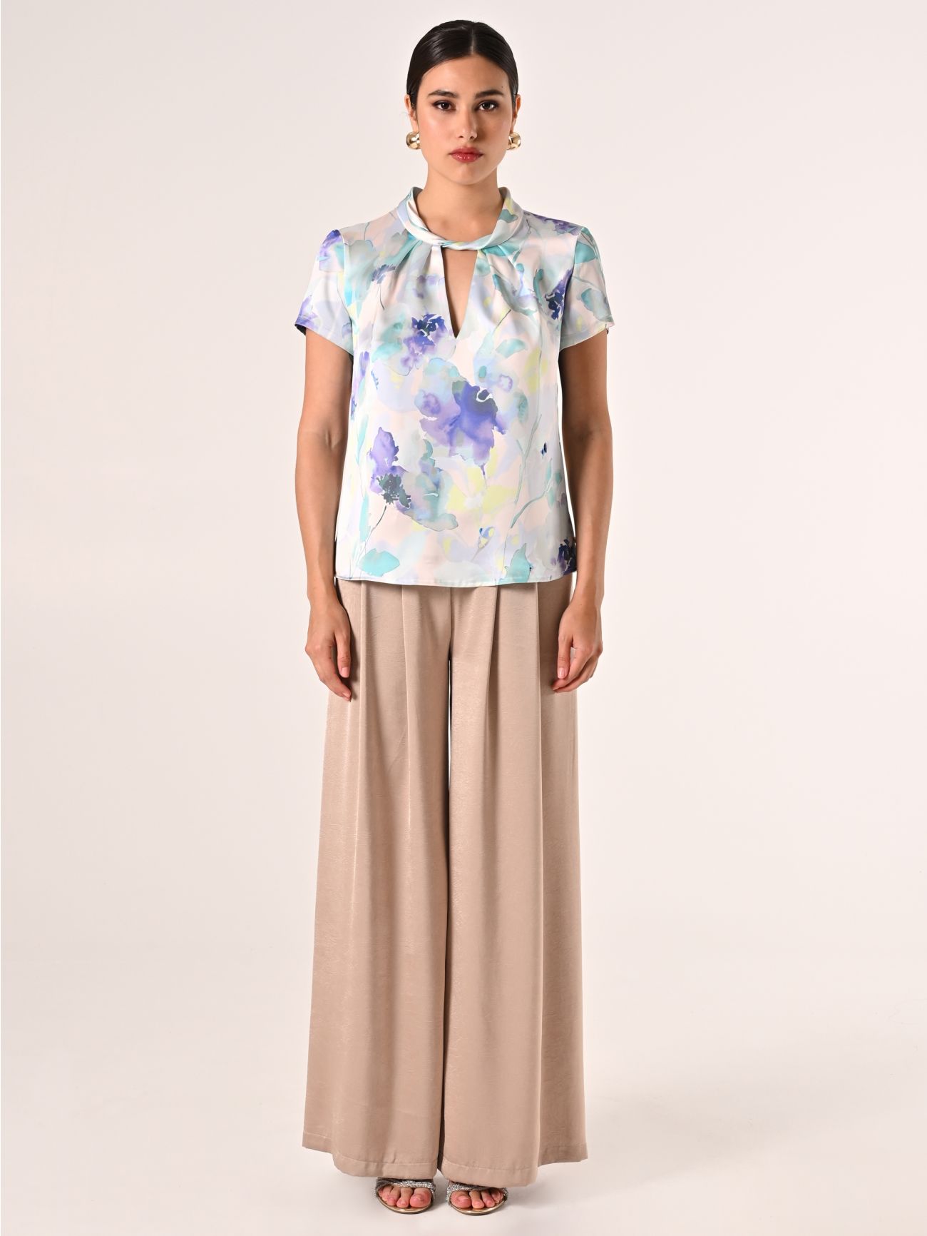 Curvy-Bluse aus Satin mit Blumenmuster det_1