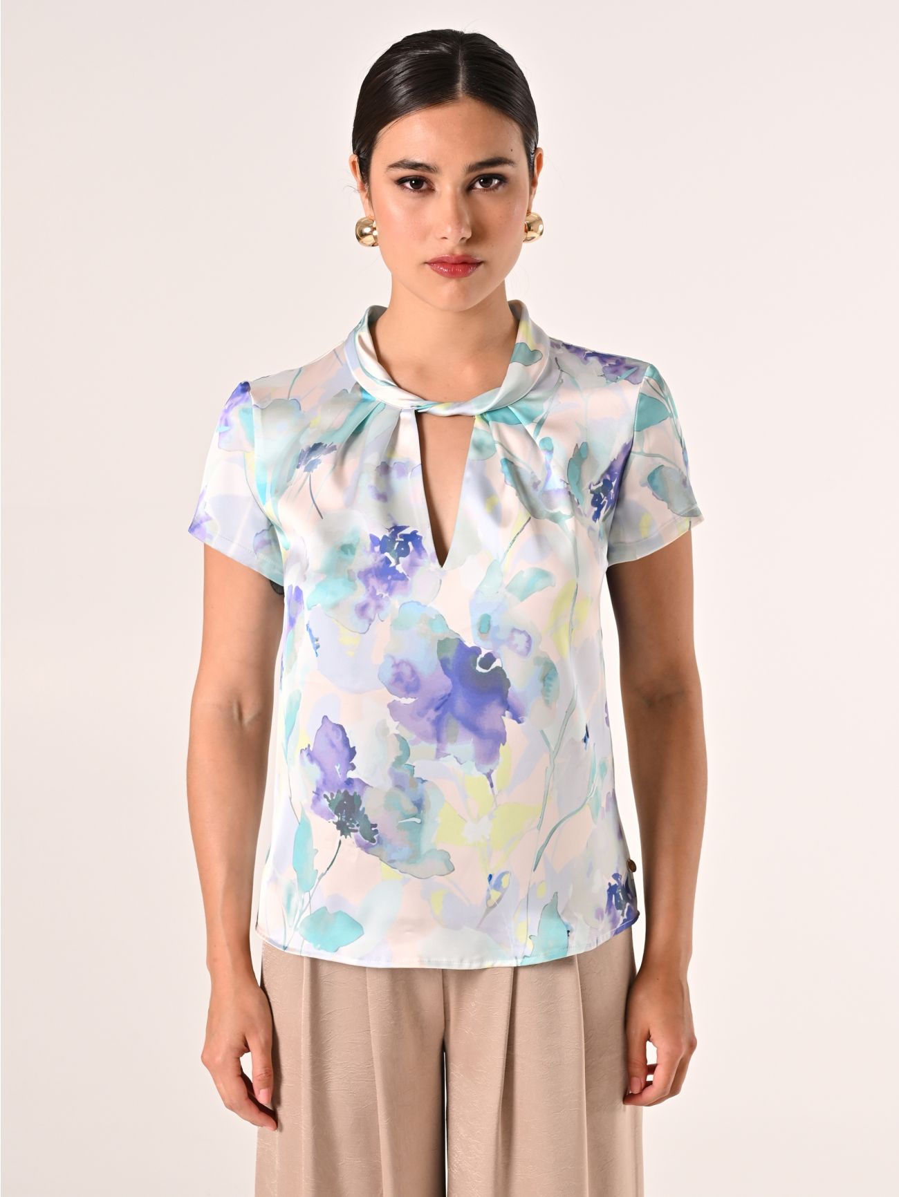 Curvy-Bluse aus Satin mit Blumenmuster det_2