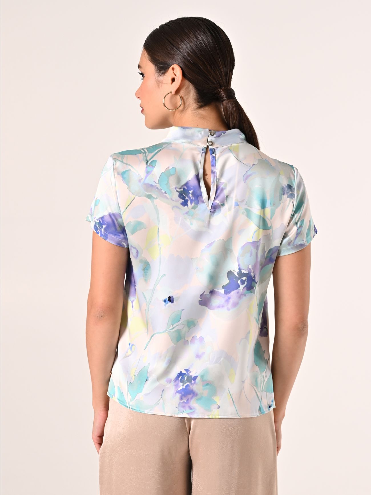 Curvy-Bluse aus Satin mit Blumenmuster det_3
