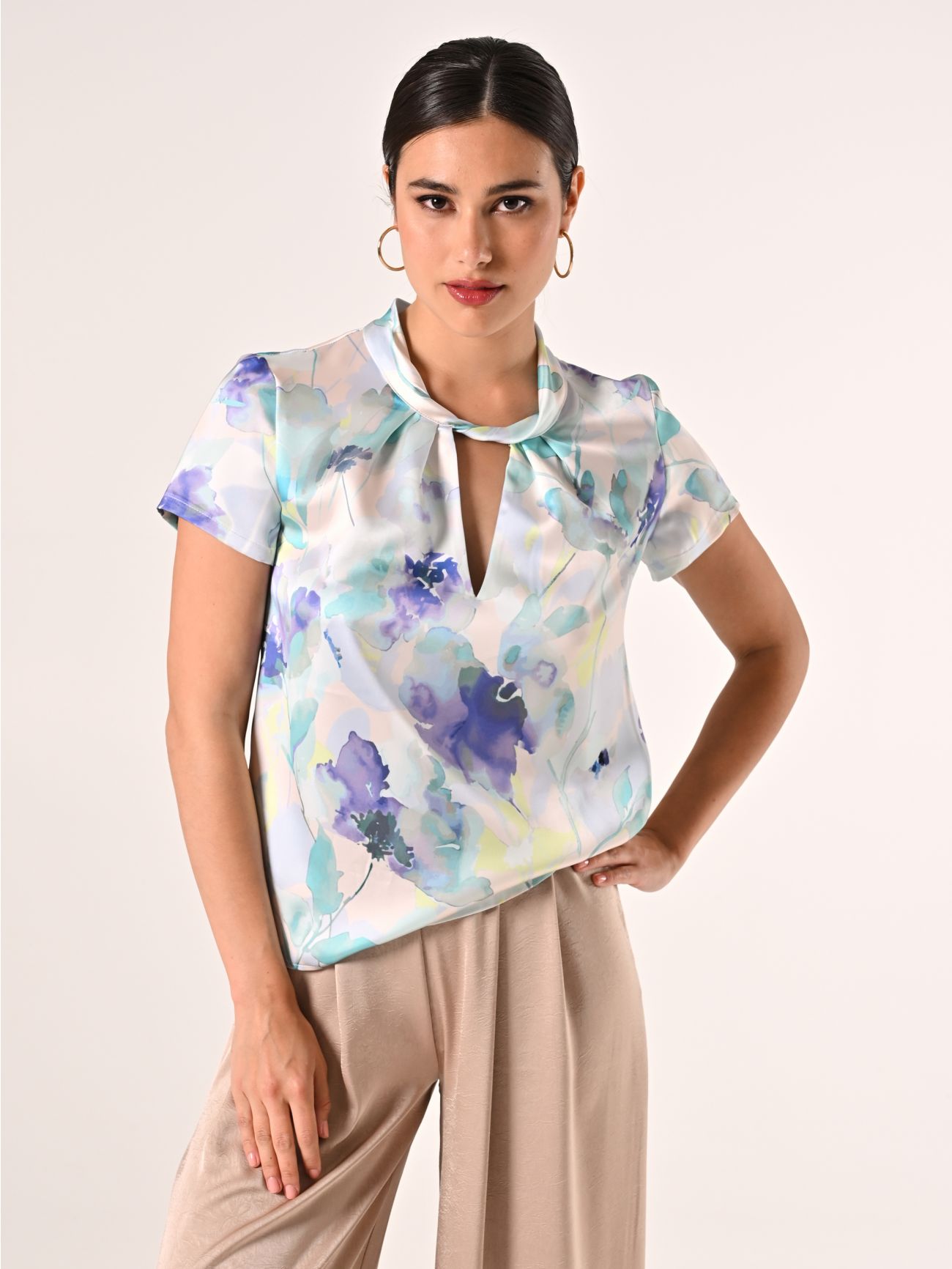 Curvy-Bluse aus Satin mit Blumenmuster in_i7