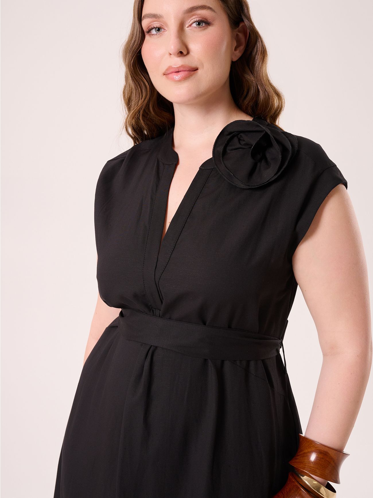 Curvy-Kleid in Schwarz aus Leinen und Viskose in_i5