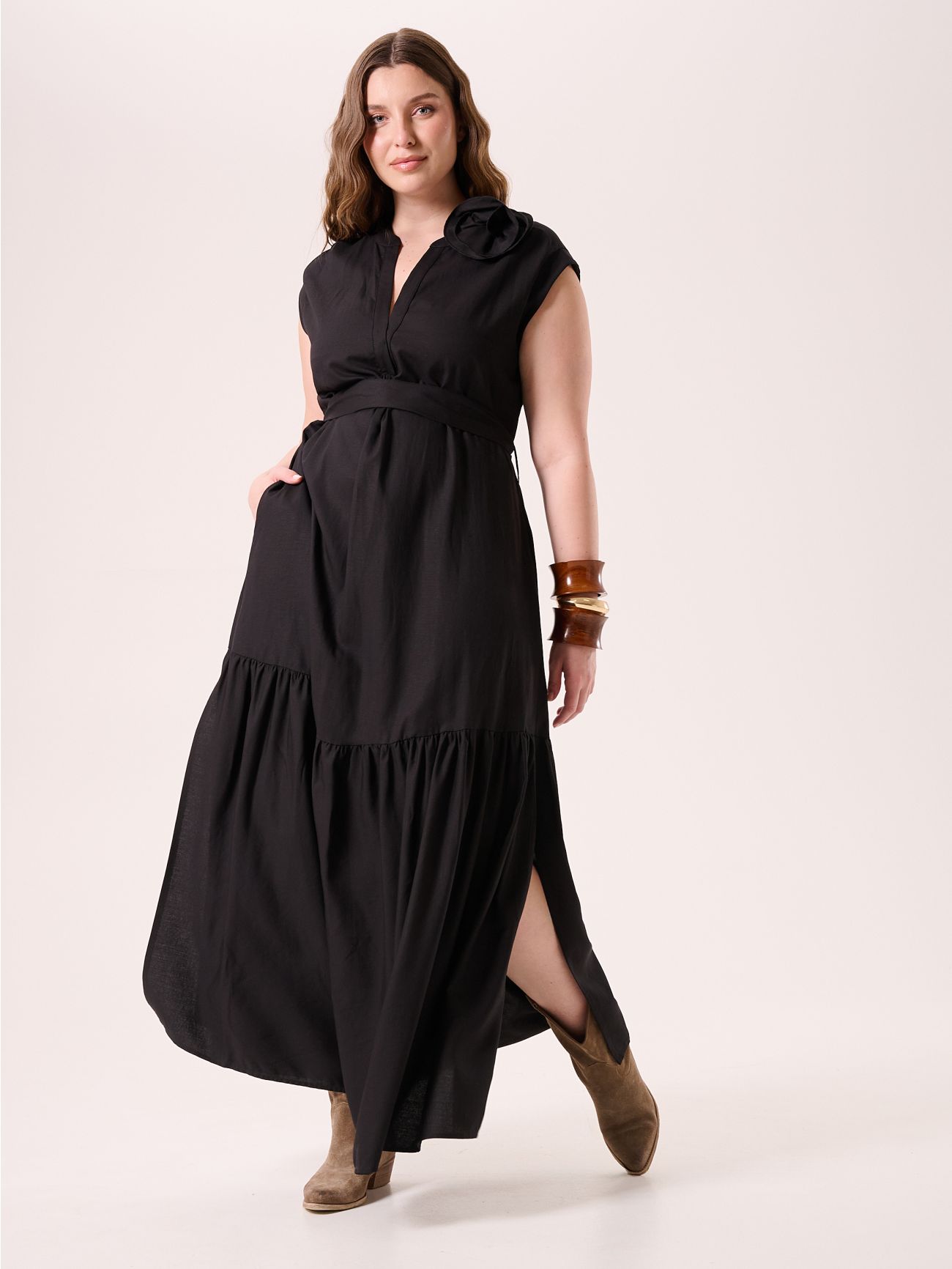 Curvy-Kleid in Schwarz aus Leinen und Viskose in_i7