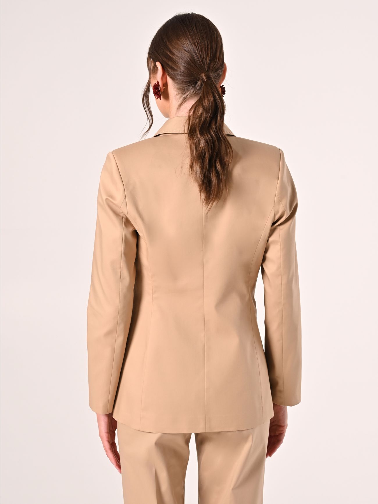 Veste beige foncé en coton avec coutures contrastées det_3