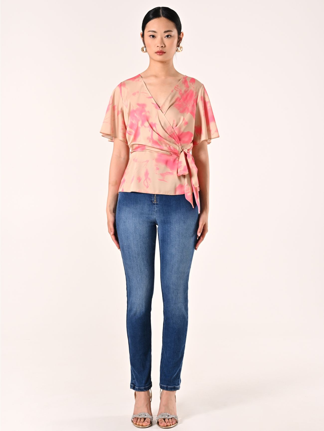 Blusa con estampado abstracto beige oscuro y rosa camelia det_1