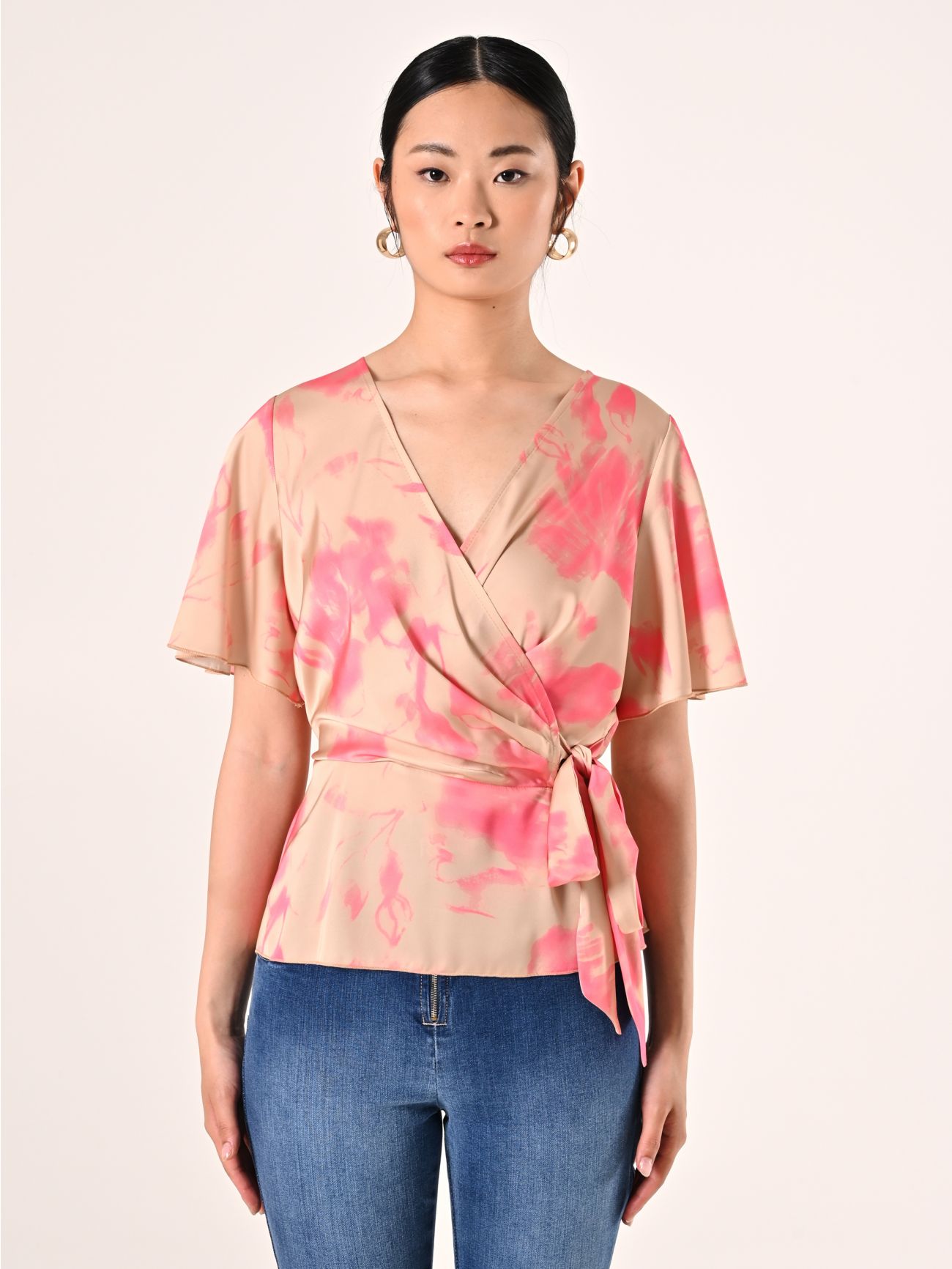 Blusa con estampado abstracto beige oscuro y rosa camelia det_2