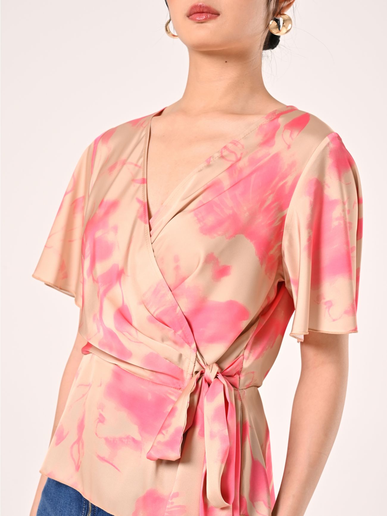 Blusa con estampado abstracto beige oscuro y rosa camelia in_i5