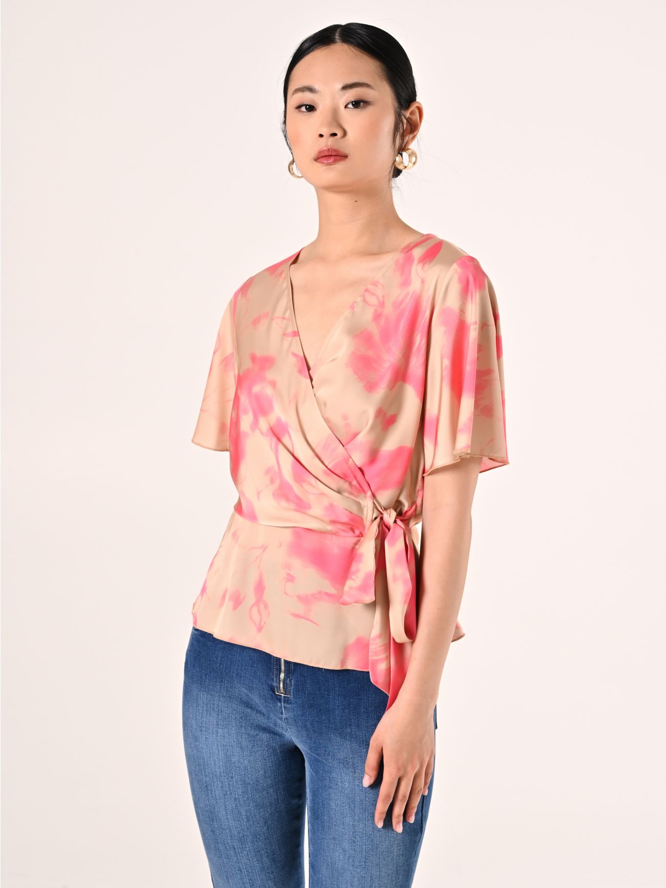 Blusa con estampado abstracto beige oscuro y rosa camelia in_i7