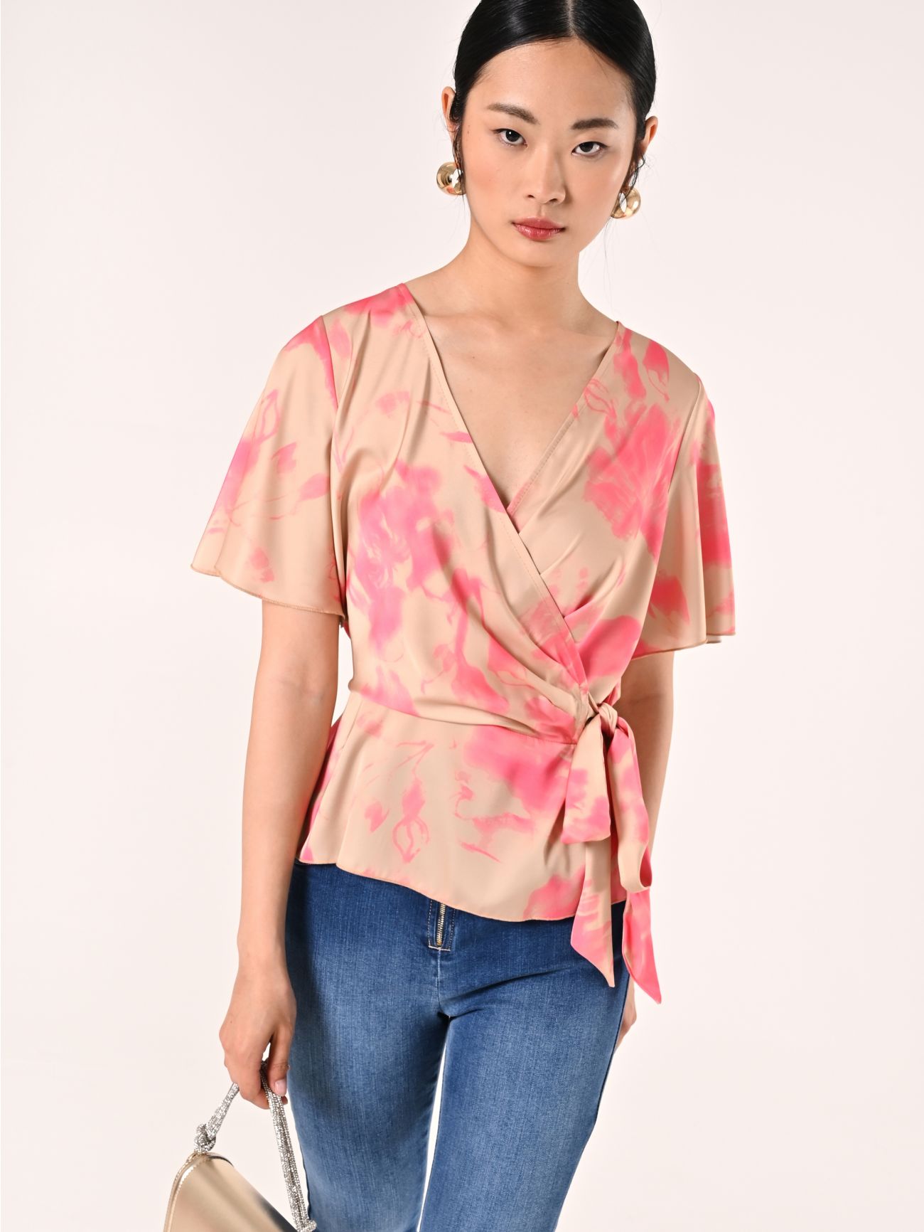Blusa con estampado abstracto beige oscuro y rosa camelia  Rinascimento
