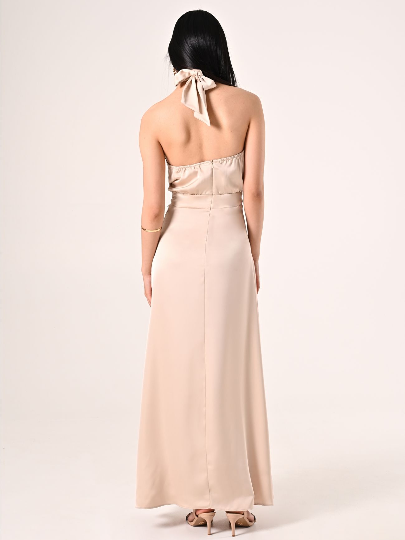 Vestido largo de satén beige claro det_3