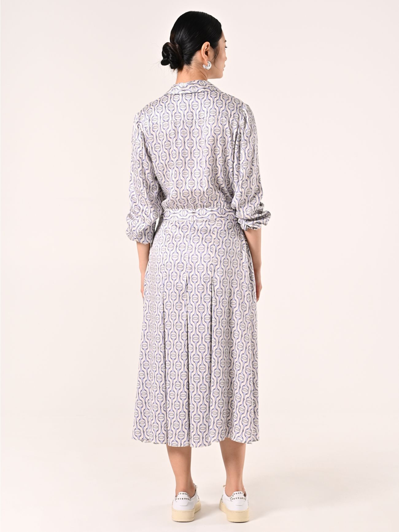 Robe midi imprimée blanche et bleu ciel det_3
