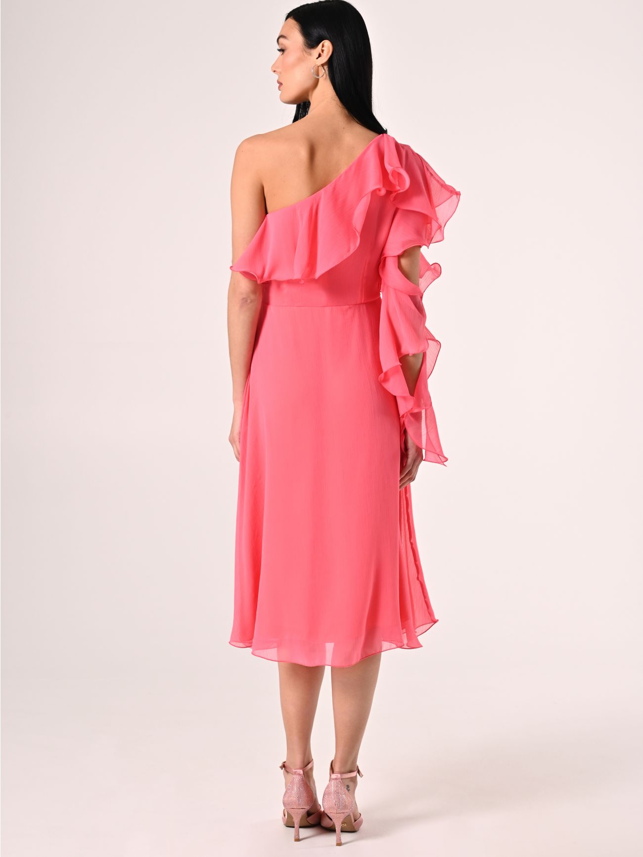 Kleid mit einer freien Schulter aus Georgette in Kamelienrosa det_3