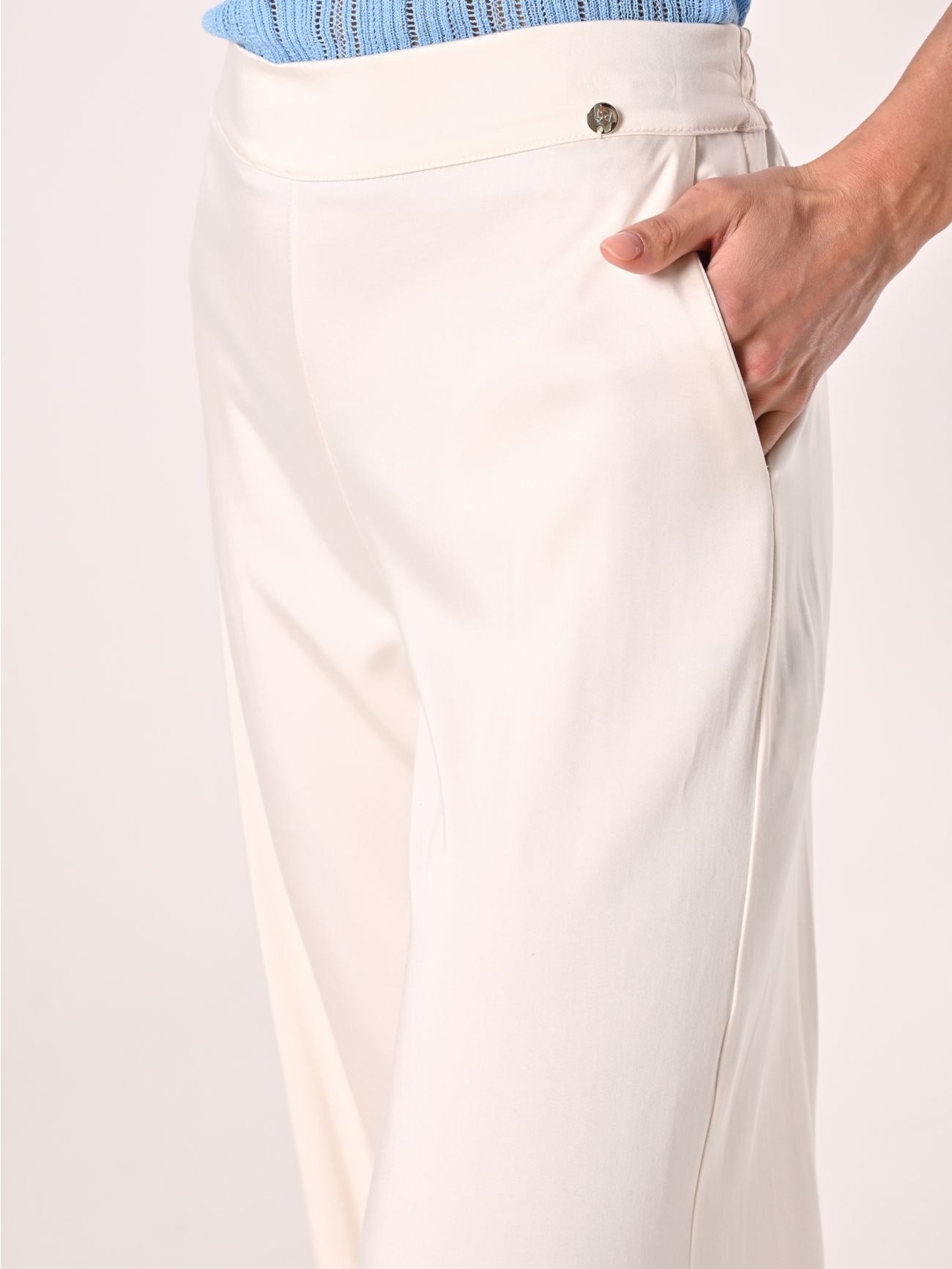 Weiße Hose aus Viskosesatin in_i5