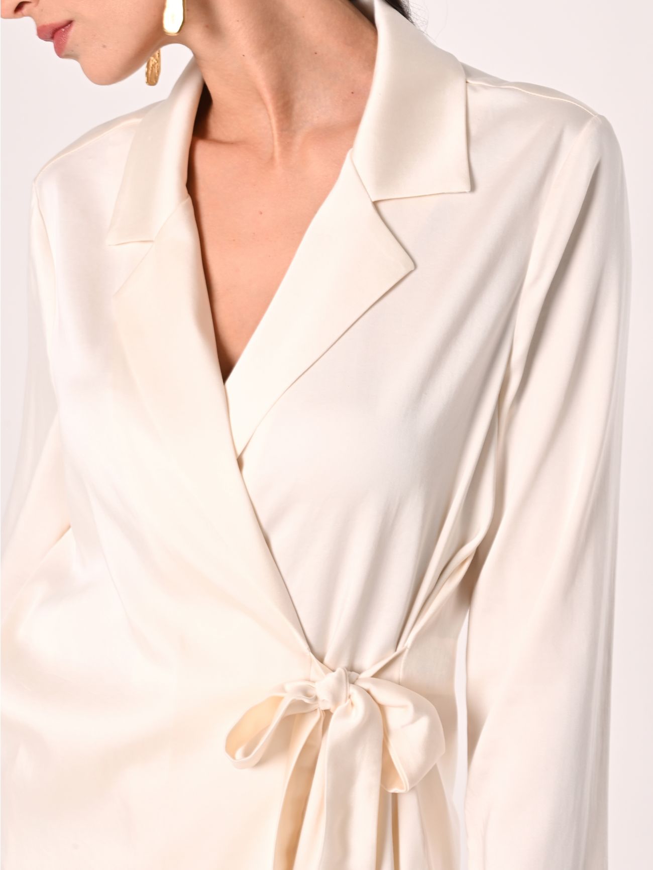 Weiße Jacke aus Viskosesatin in_i5