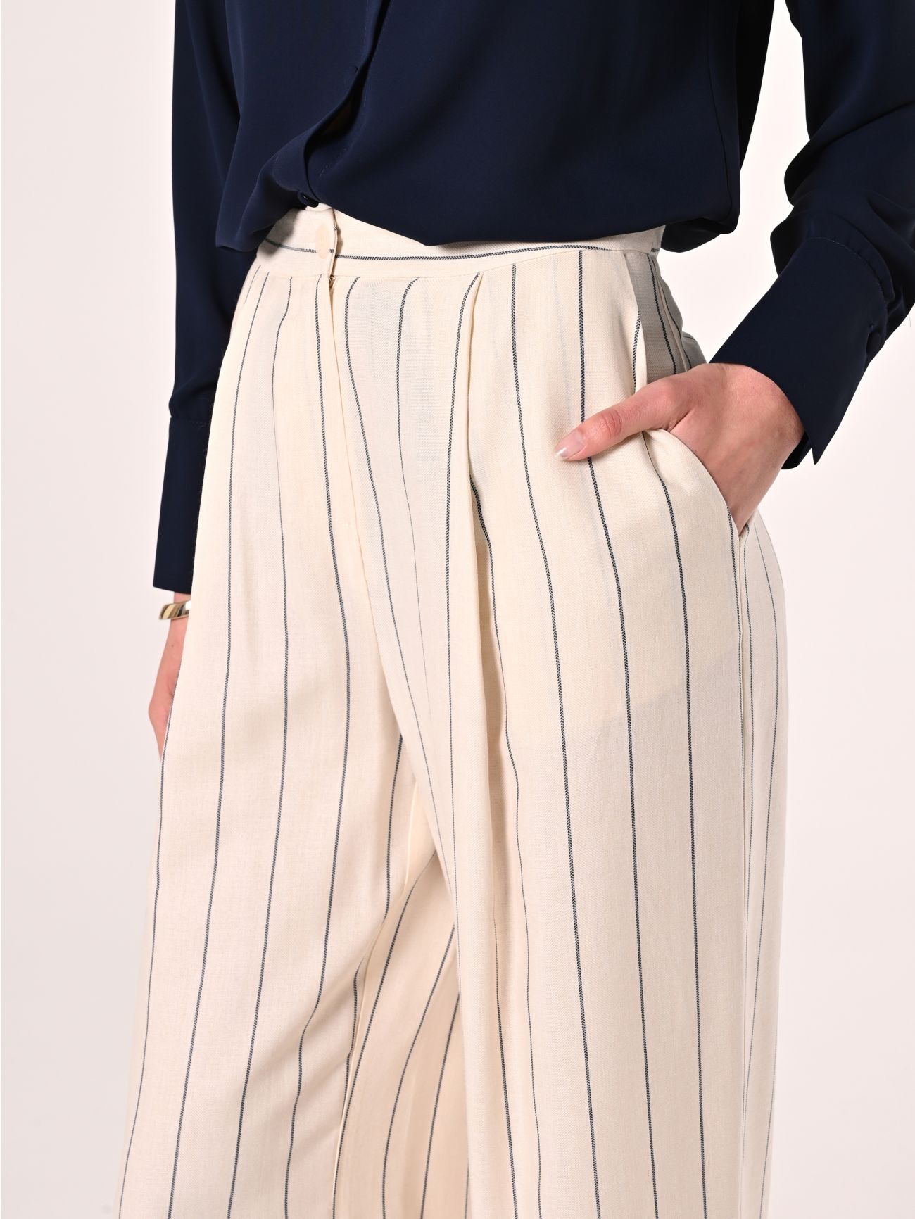 Weiße Hose mit blauen Streifen in_i5