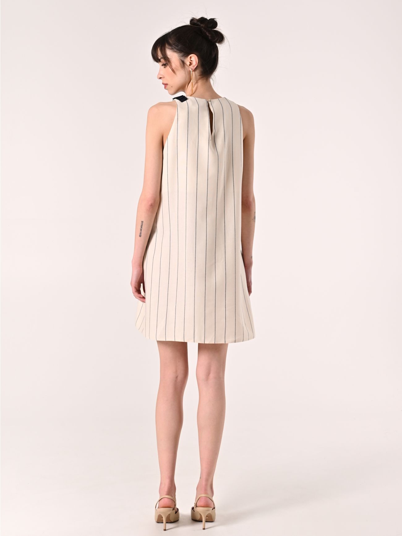 Weißes Kleid mit Streifen in Weiß & Blau det_3