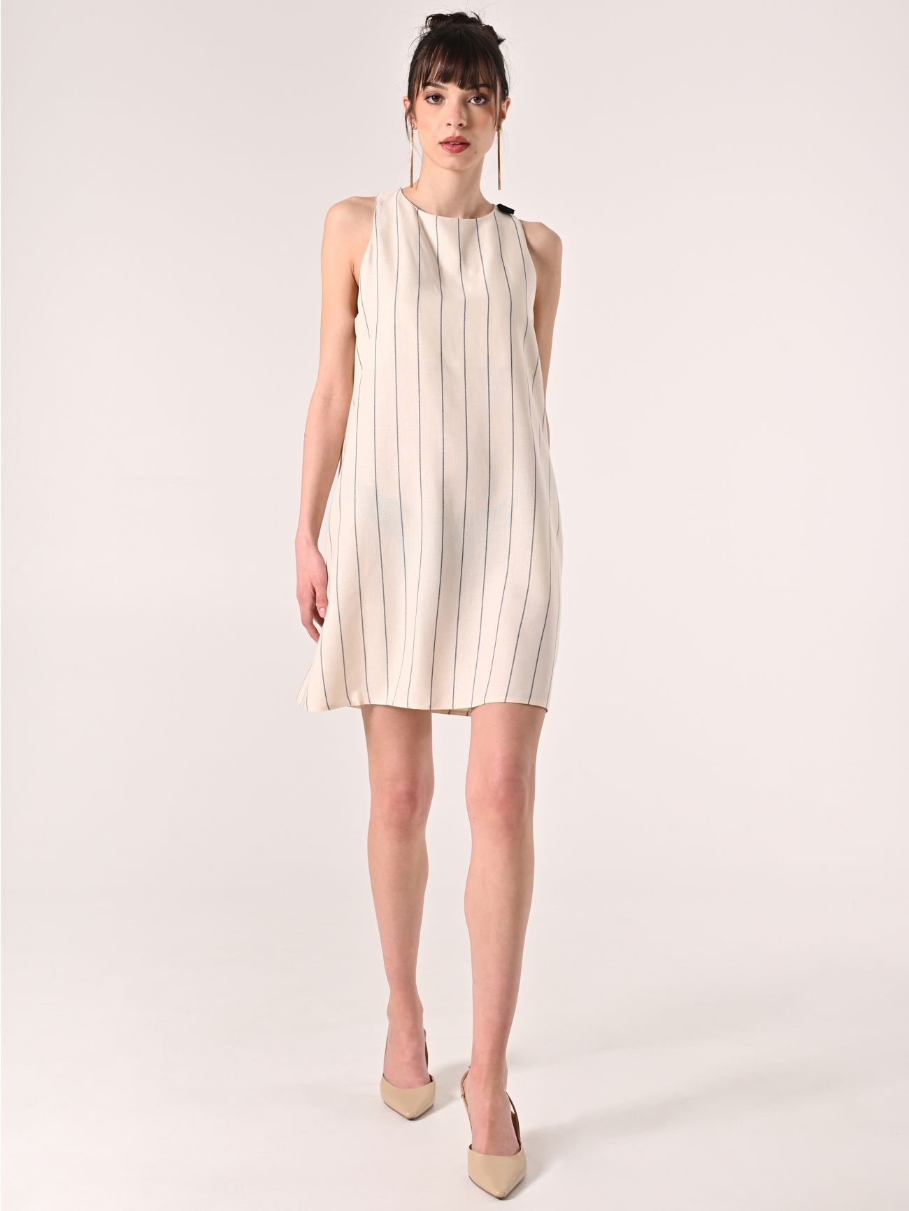 Weißes Kleid mit Streifen in Weiß & Blau in_i7
