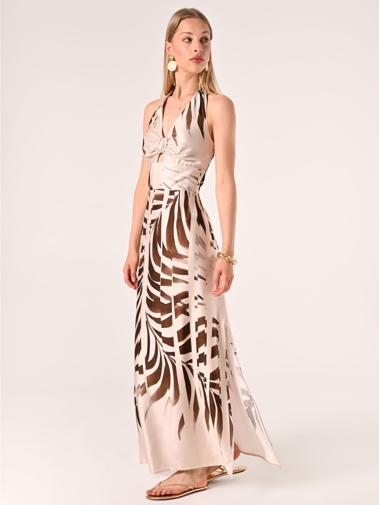 Langes Kleid mit tropischem Muster in_i7