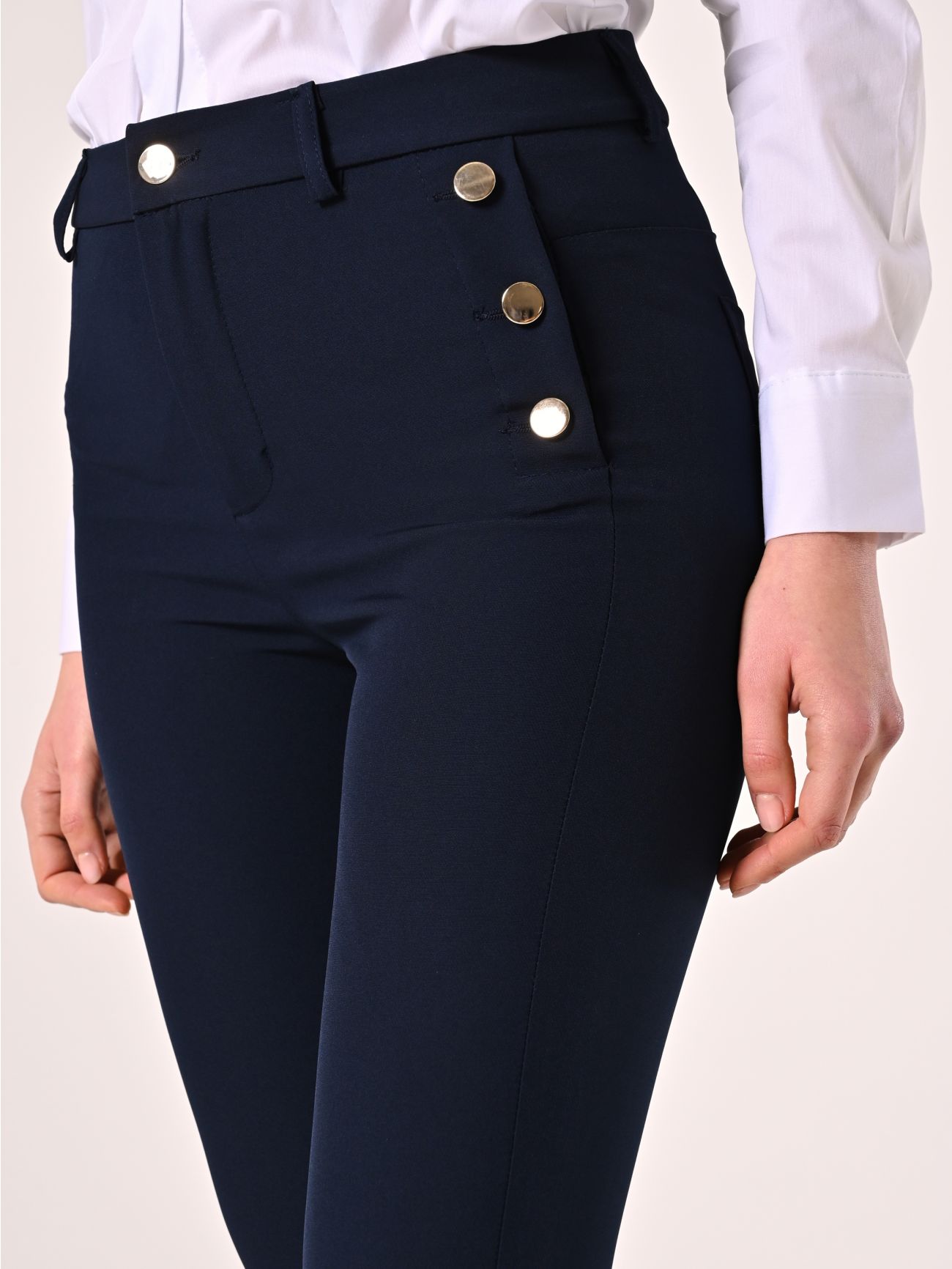 Pantalón azul con botones marineros in_i5