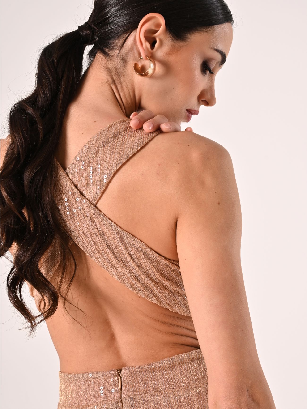 Vestido nude con lentejuelas y detalles de cut-out in_i4