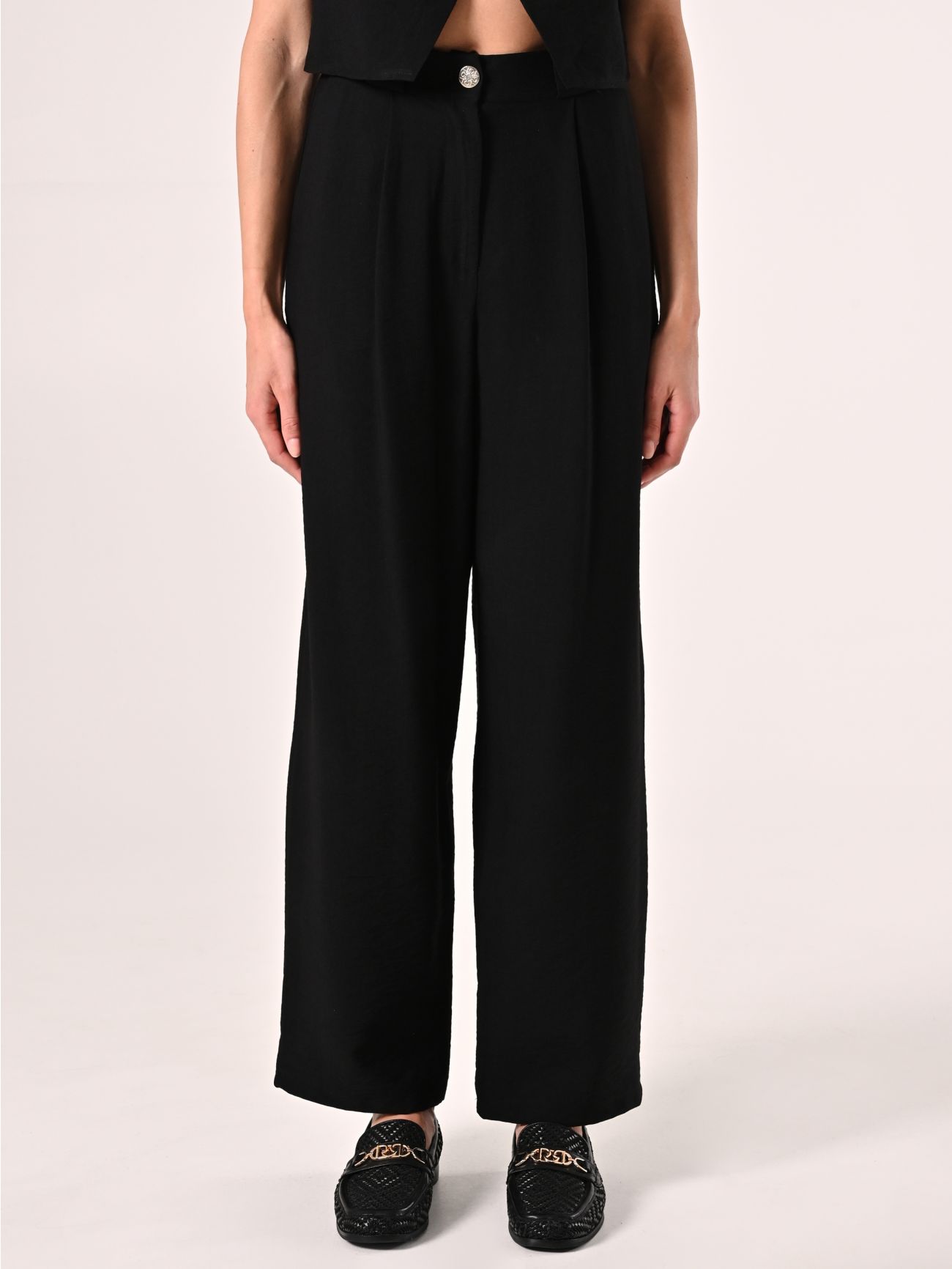 Pantaloni Neri con Pinces det_2
