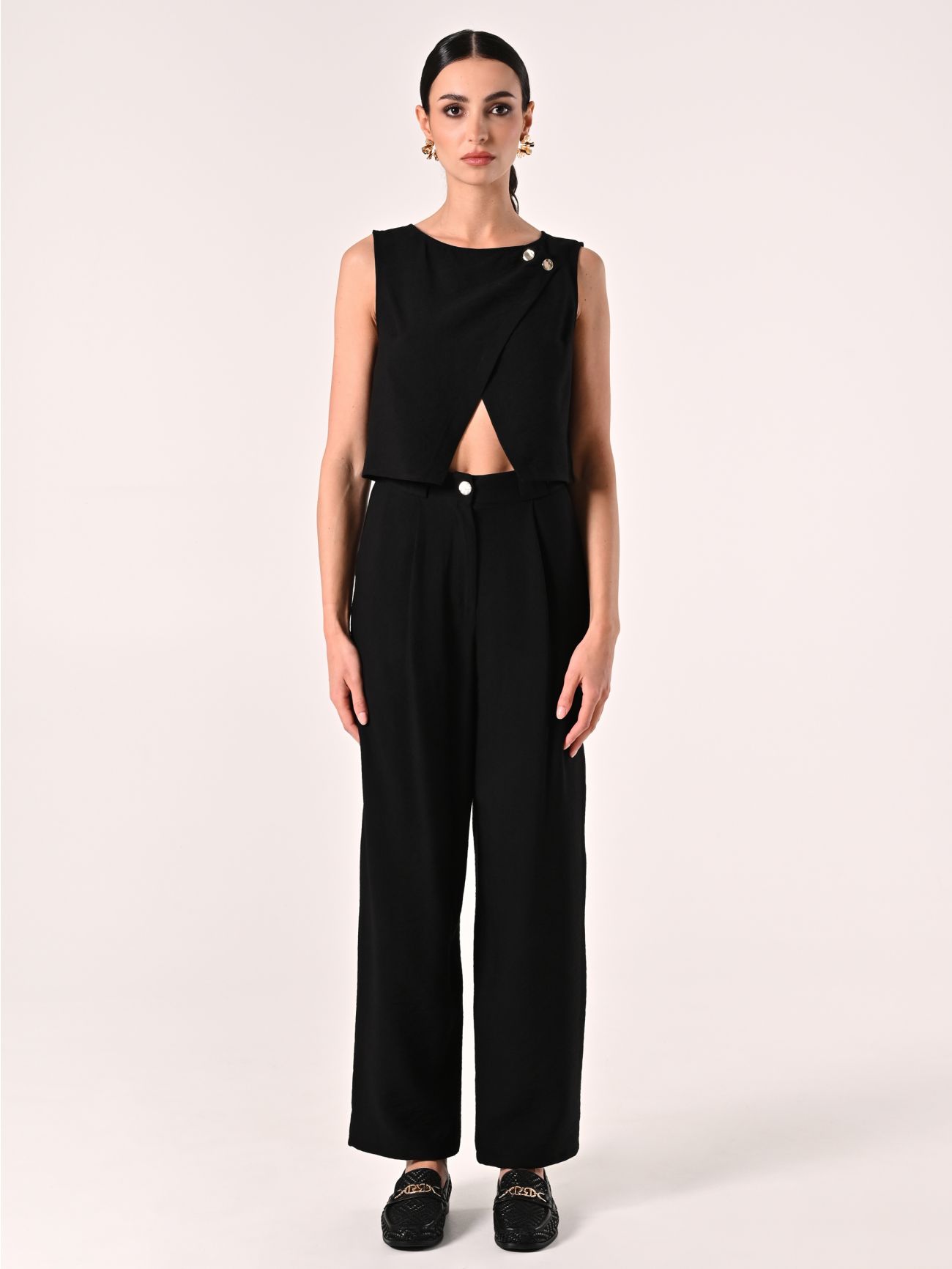 Crop-Top in Schwarz mit Schmuckknöpfen det_1