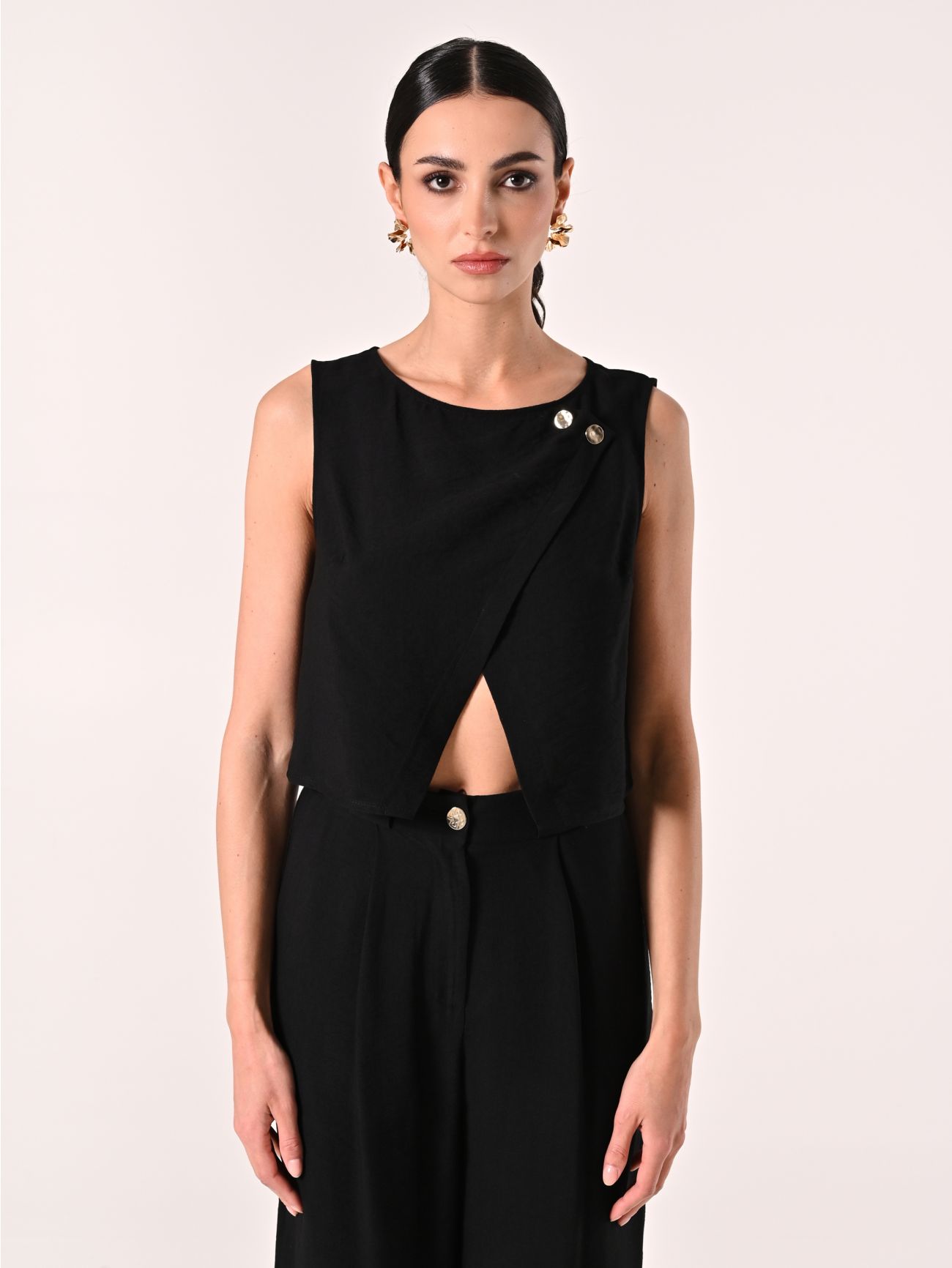Crop-Top in Schwarz mit Schmuckknöpfen det_2